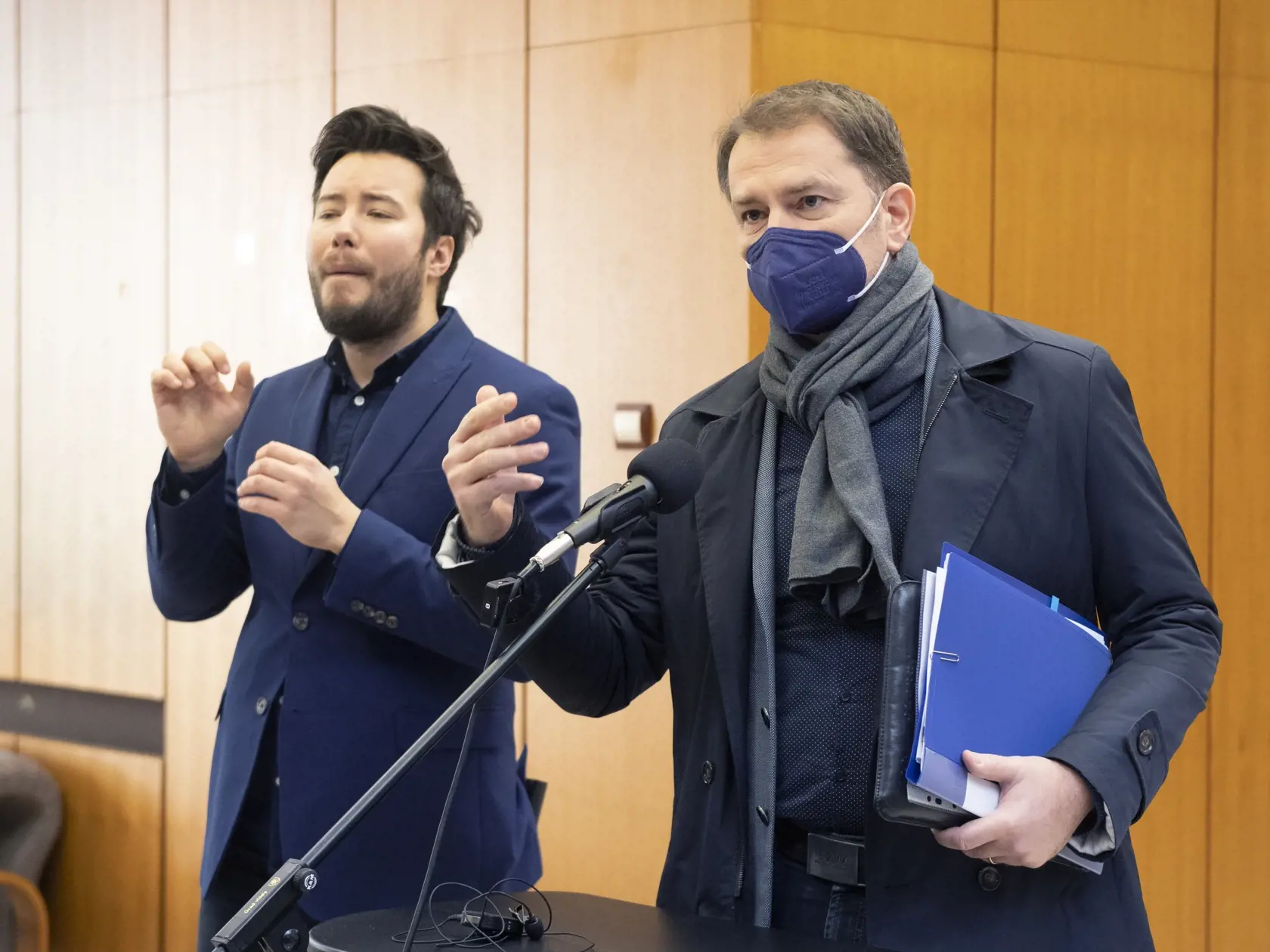 Na snímke vpravo podpredseda vládySR  a minister financií SR Igor Matovič (OĽaNO) pred 53. rokovaním vlády Slovenskej republiky 19. januára 2022 v Bratislave.