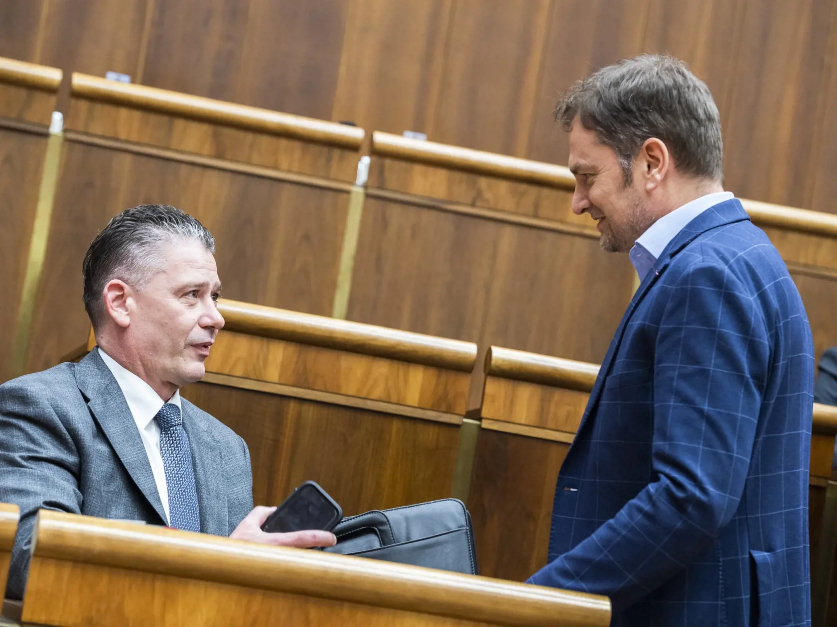 Poslanci Národnej rady (NR) SR začali v stredu popoludní rokovanie mimoriadnej schôdze k odvolávaniu ministra vnútra Romana Mikulca (OĽANO). Inicioval ju opozičný Smer-SD. Opozícia mu vyčíta medializované informácie o jeho údajnom priamom zasahovaní do "živých" trestných vecí. Na snímke zľava minister vnútra SR Roman Mikulec (OĽaNO), podpredseda vlády a minister financií SR Igor Matovič (OĽaNO) počas mimoriadneho zasadnutia parlamentu v Bratislave v stredu 27. apríla 2022.