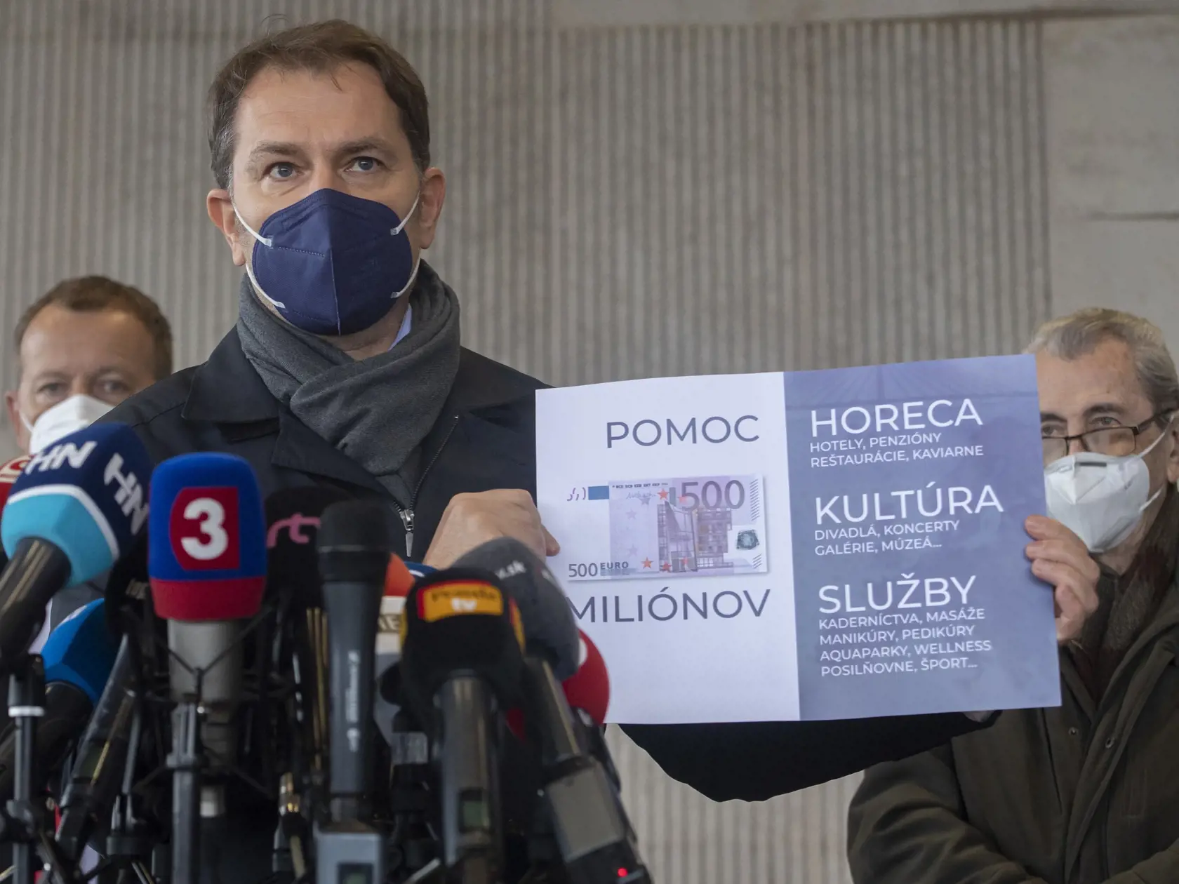 Na snímke v popredí podpredseda vlády a minister financií Igor Matovič, vľavo v pozadí predseda NR SR Boris Kollár počas tlačovej konferencie 26. novembra 2021 v Bratislave.
