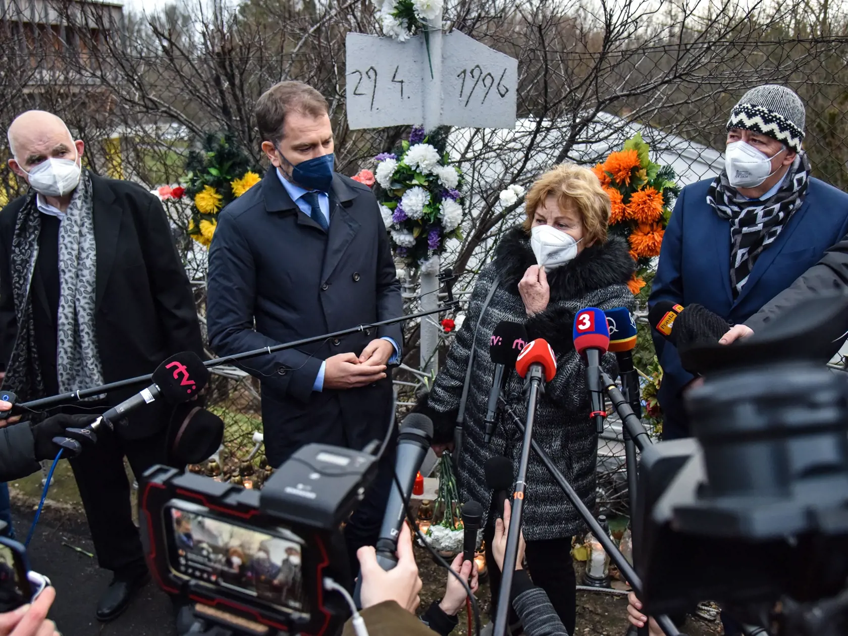 Na snímke zľava vyšetrovateľ násilného zavlečenia Michala Kováča ml. do cudziny Peter Vačok, minister financií SR Igor Matovič (OĽANO), poslankyňa NR SR a matka zavraždeného Róberta Remiáša Anna Remiášová, minister životného prostredia SR Ján Budaj (OĽANO) počas tlačovej konferencie Pri Kríži na mieste tragickej smrti Róberta Remiáša na tému Spravodlivosti už nič nestojí v ceste - Súdny dvor EÚ v Luxemburgu rozhodol o pokračovaní trestného konania v prípade Mečiarových amnestií 16. decembra.