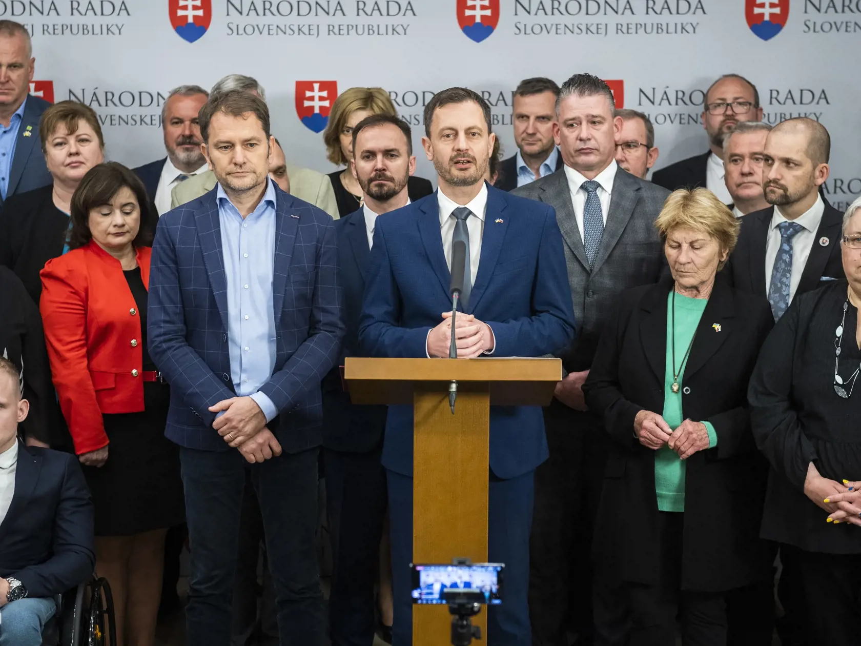 Poslanci Národnej rady (NR) SR začali v stredu popoludní rokovanie mimoriadnej schôdze k odvolávaniu ministra vnútra Romana Mikulca (OĽANO). Inicioval ju opozičný Smer-SD. Opozícia mu vyčíta medializované informácie o jeho údajnom priamom zasahovaní do "živých" trestných vecí. Na snímke piaty zľava podpredseda vlády a minister financií SR Igor Matovič, uprostred predseda vlády SR Eduard Heger a minister vnútra SR Roman Mikulec.