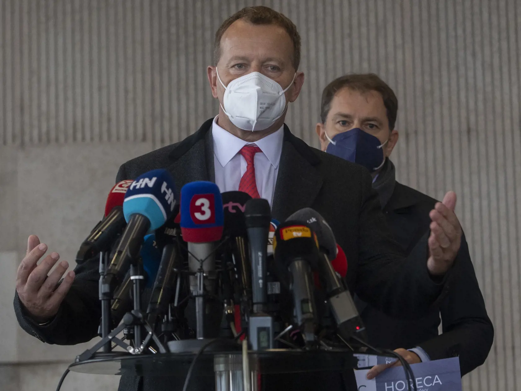 Na snímke v popredí predseda NR SR Boris Kollár (Sme rodina) a v pozadí podpredseda vlády SR a minister financií SR Igor Matovič (OĽANO) počas tlačovej konferencie 26. novembra 2021 v Bratislave.