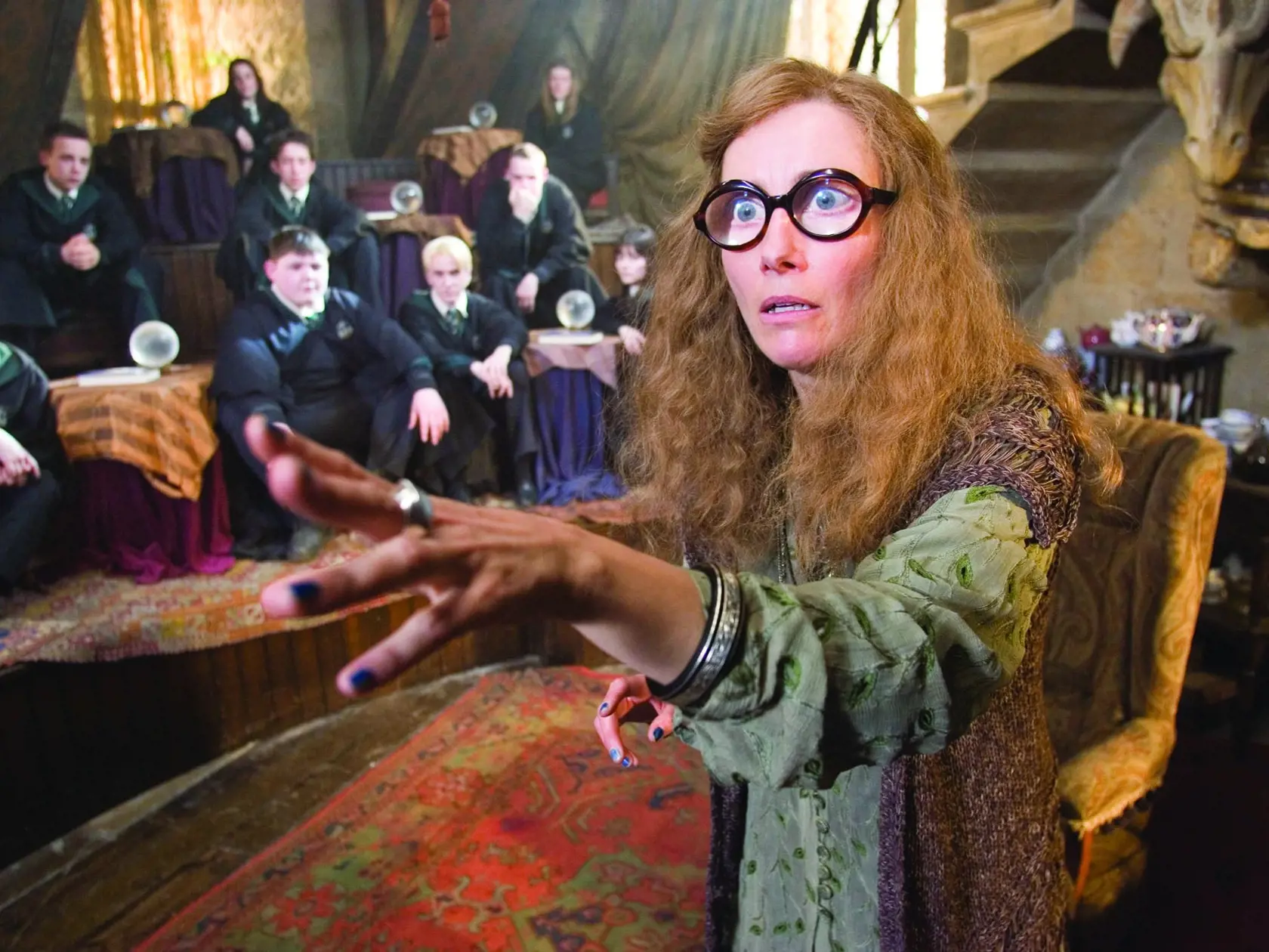 Ako Sybila Trelawneyová, učiteľka jasnovidectva v Harry Potterovi.
