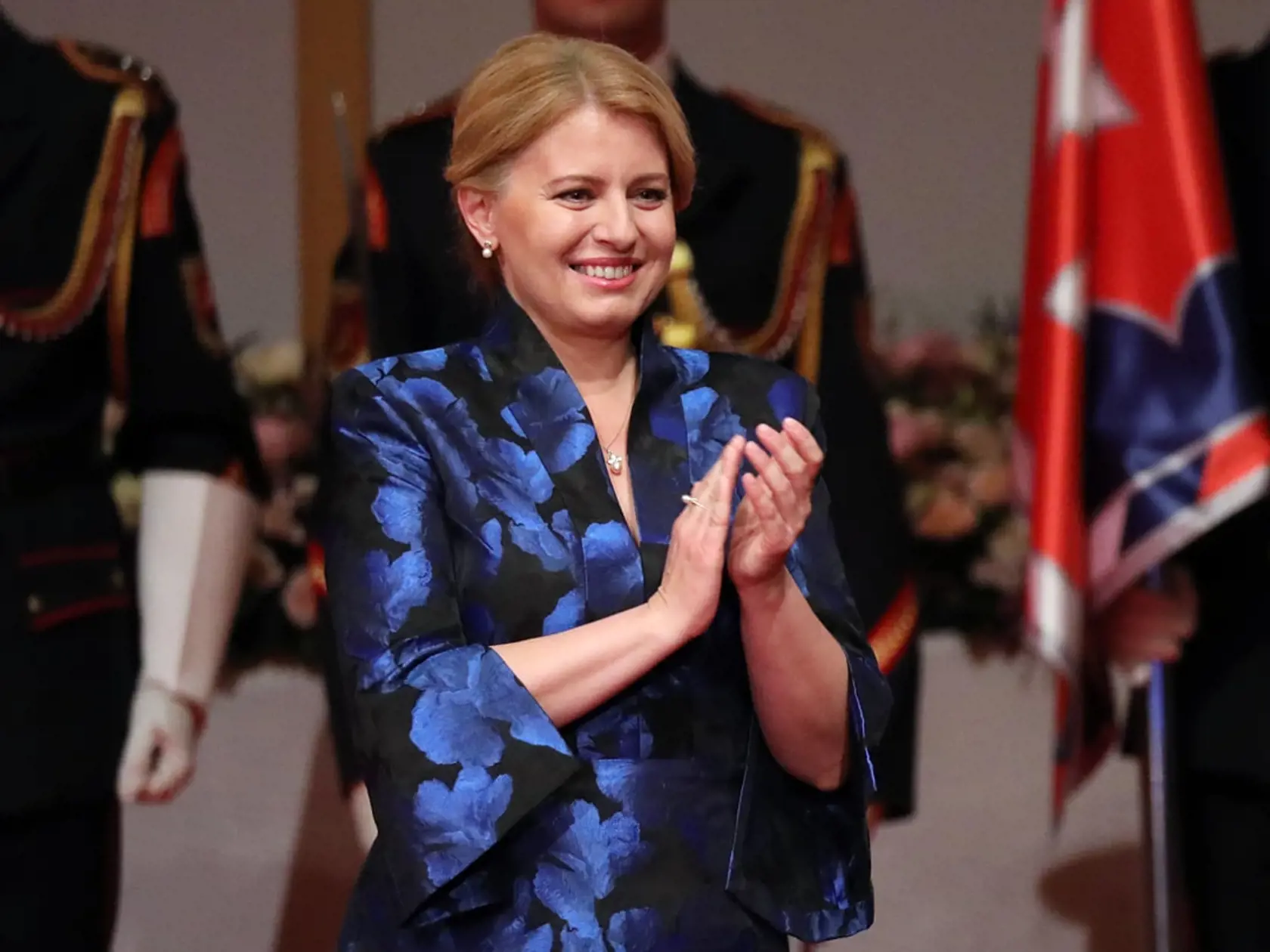 Odovzdávanie štátnych vyznamenaní pri príležitosti vzniku Slovenskej republiky. Prezidentka  zaujala nielen účesom, ale aj  modrými šatami, ktoré pripomínali kimono. Práve tento kúsok mala oblečený aj na návšteve v Japonsku.