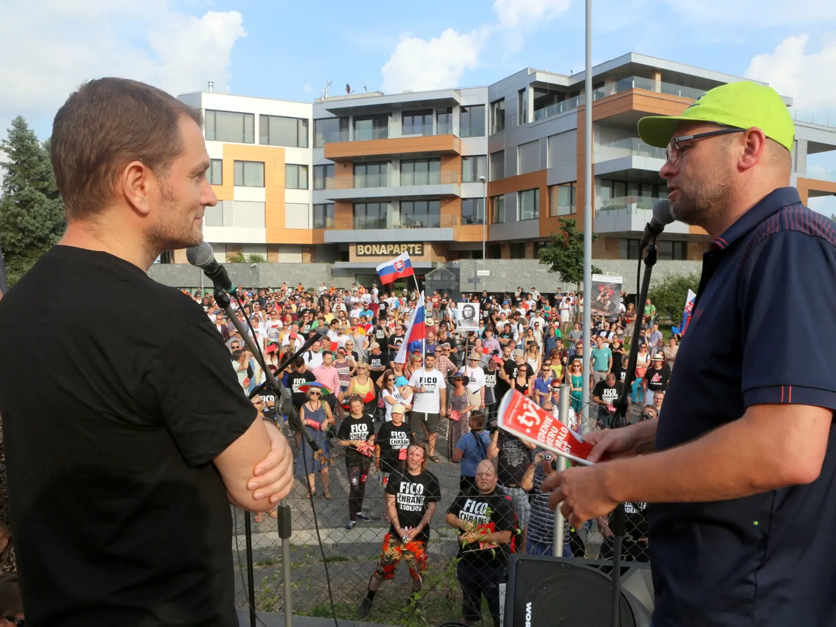 Igor Matovič a Richard Sulík chodili spolu protestovať pred komplex Bonaparte, kde býval Robert Fico u daňového podvodníka Ladislava Bašternáka.