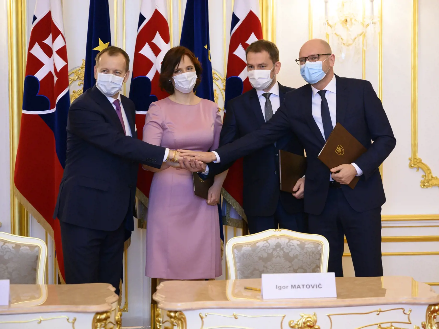 Na snímke štvorica predstaviteľov politických strán sprava Richard Sulík (SaS), Igor Matovič (OĽANO),  Veronika Remišová (Za ľudí) a Boris Kollár (Sme rodina) po podpise koaličnej zmluvy 21. marca 2020 na Bratislavskom hrade v Bratislave.
