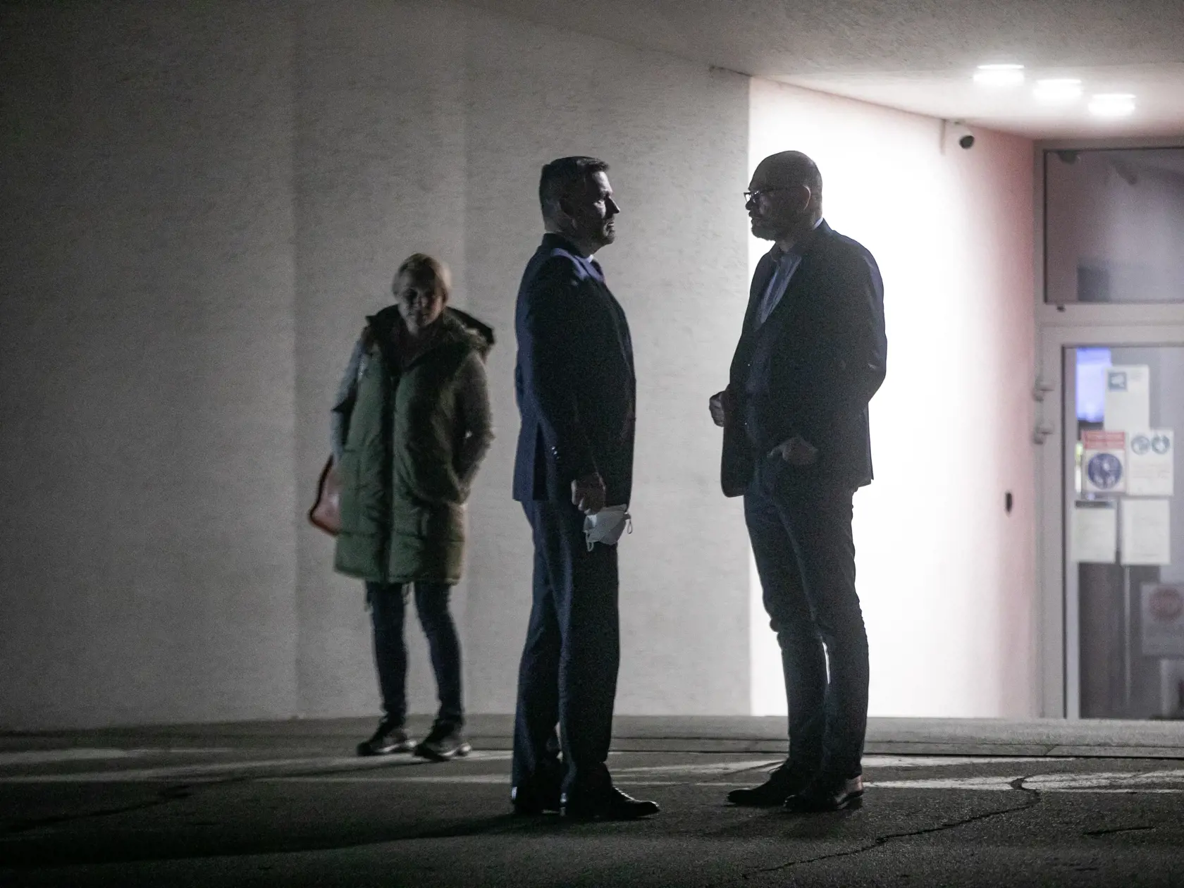 Na fotke je Peter Pellegrin a Richard Sulík po skončení relácie - Na telo v TV JOJ.