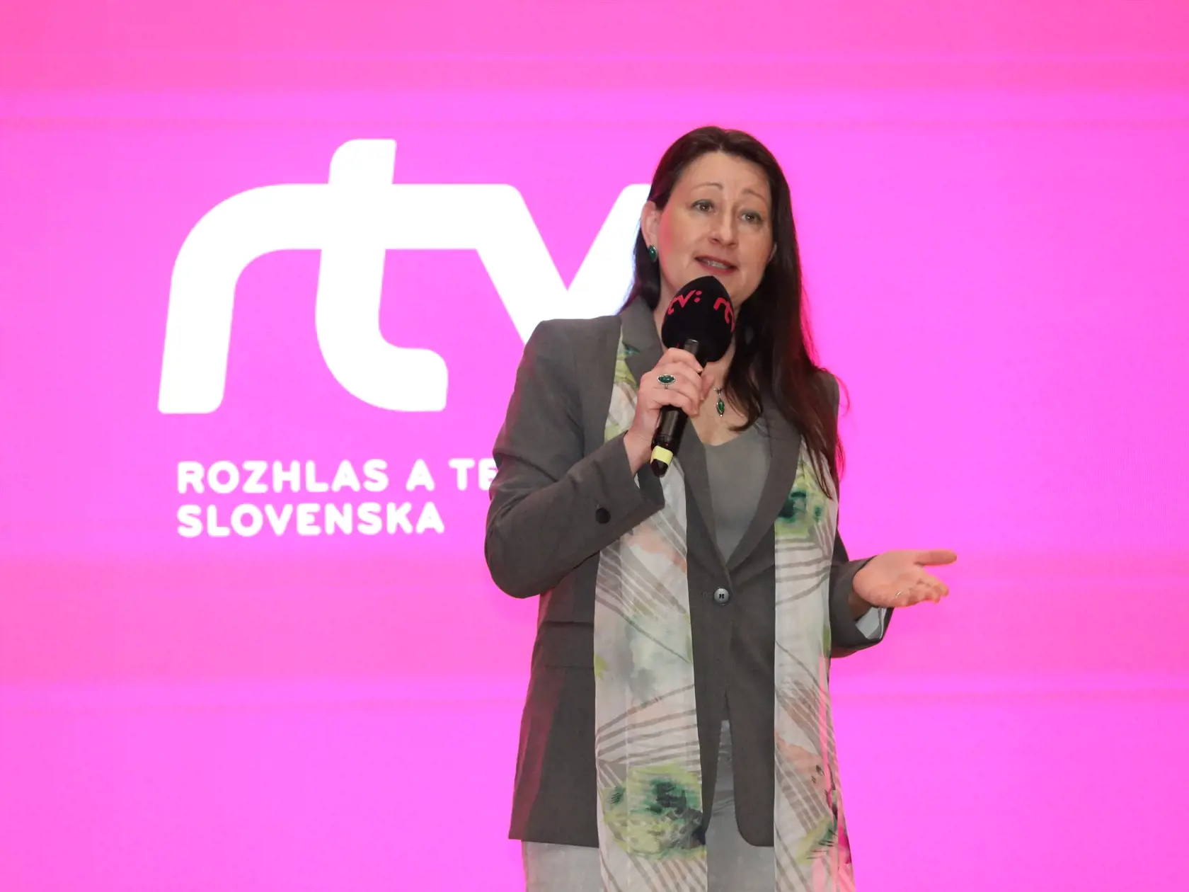 RTVS informovala, že moderátorke Sobotných dialógov Marte Jančkárovej sa neznáme osoby vyhrážajú mimoriadne vulgárnym a agresívnym slovníkom fyzickou likvidáciou, mučením, hromadným znásilnením či ublížením jej rodinným príslušníkom. Avizovala trestné oznámenie na neznámeho páchateľa.