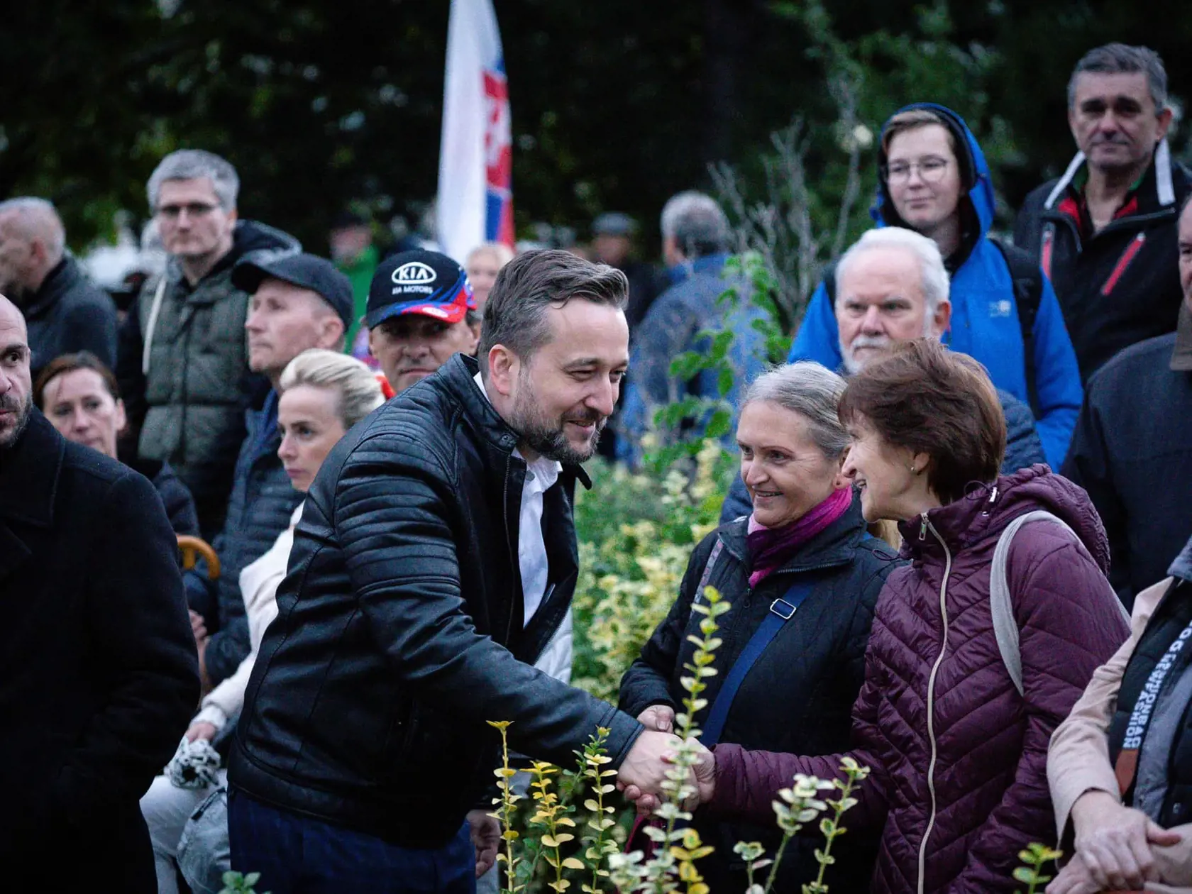 "Je mi ľúto, že moderátorke Slovenského rozhlasu Marte Jančkárovej chodia výhražné správy a ostro to odsudzujem. Pani Jančkárová profesionálne nezvládla svoju úlohu nestranného redaktora a na pokyn ministra Naďa nepustila do relácie zástupcu strany Smer, ktorý bol našou stranou do diskusie dlhodobo ponúkaný," napísal na sociálnej sieti Telegram Blaha.