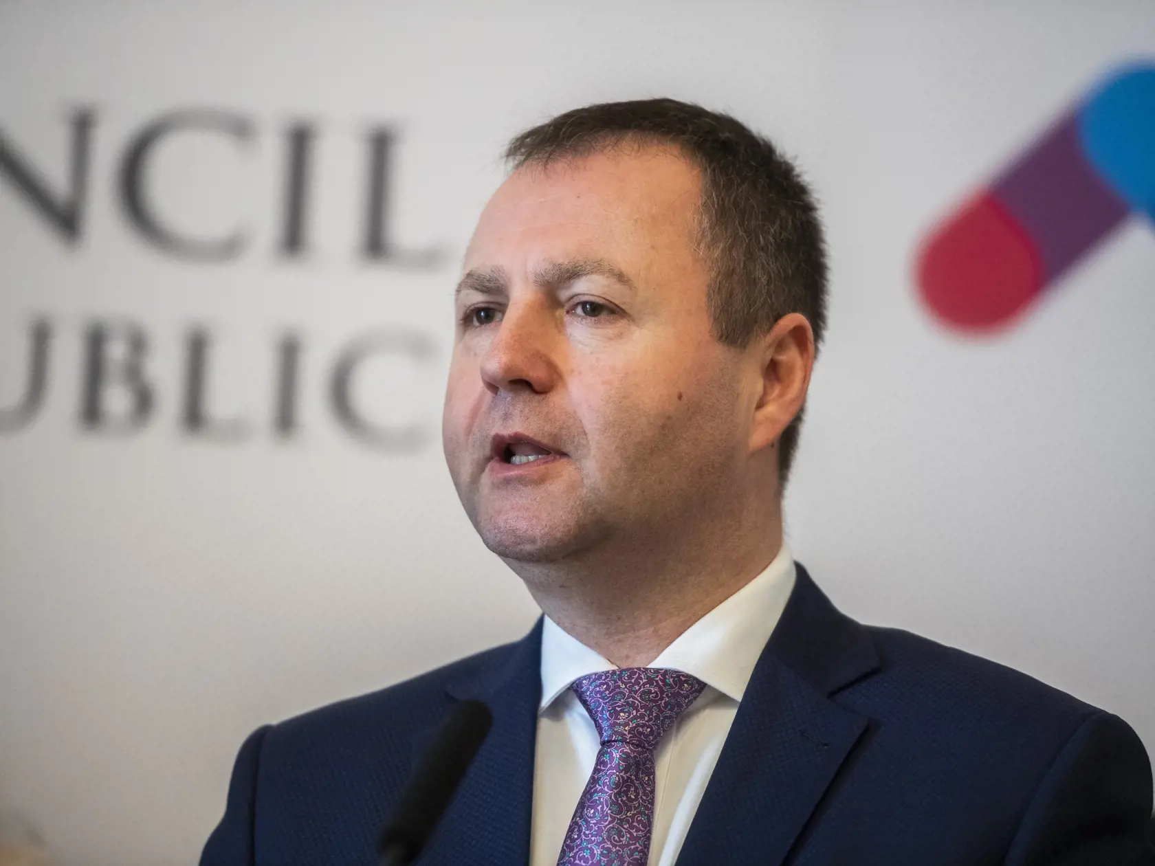 Do relácie bol pôvodne pozvaná Marián Kéry zo Smer-SD.