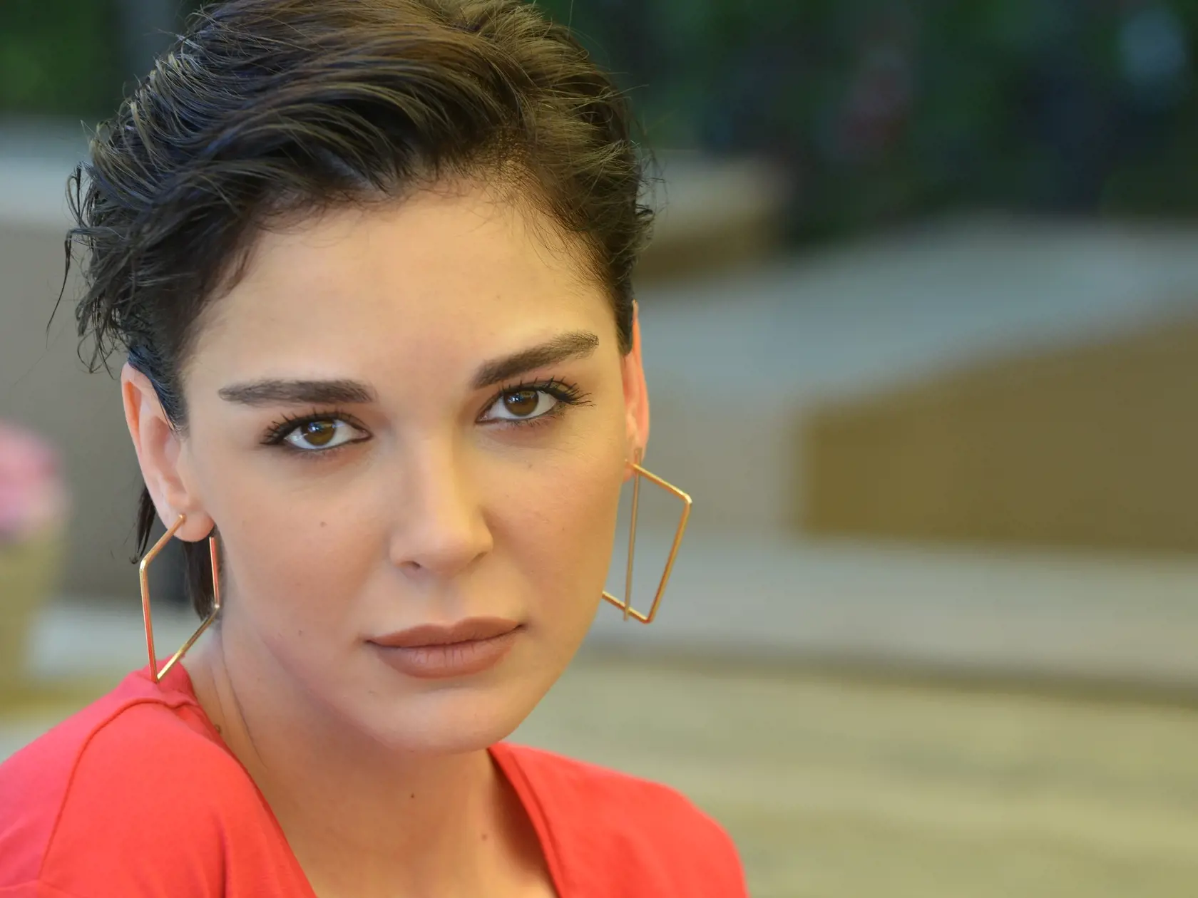 Sevcan Yasar hrá v seriáli S hlavou v oblakoch ctižiadostivú Aylin, ktorá je schopná obetovať všetko, aby zničila nenávidených Divitovcov. Je nezdravo posadnutá myšlienkou, že ich úplne zruinuje a pripraví o dobré meno, že sa neštíti žiadnej podlosti a špinavosti. V skutočnosti je to jemné žieňa ako ukazuje jej instagramový profil. Miluje prírodu a pokoj.