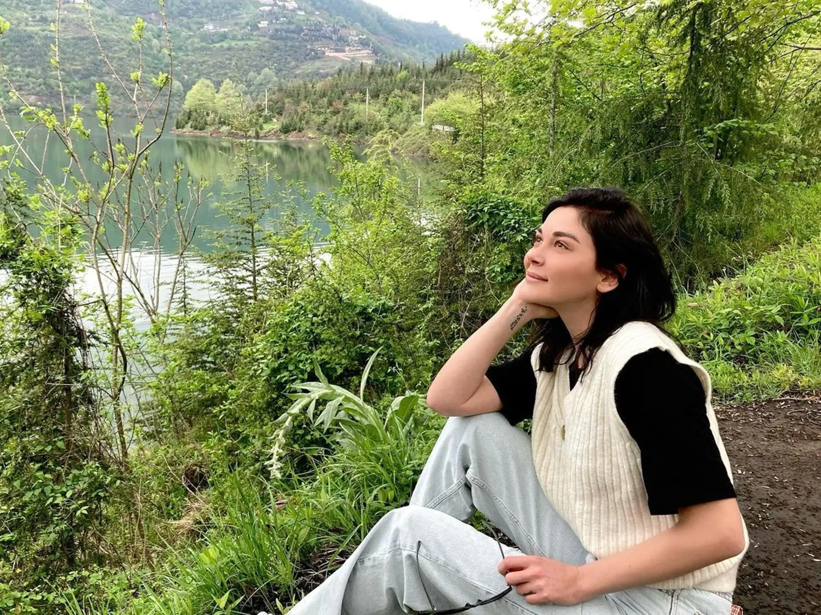 Takto vyzerá aktuálne zlá Aylin zo seriálu S hlavou v oblakoch, herečka Sevcan Yasar, ktorá je v skutočnosti jemné žieňa ako ukazuje jej instagramový profil. Miluje prírodu a pokoj. Aj k tejto fotke napísala: V mojom prirodzenom prostredí.