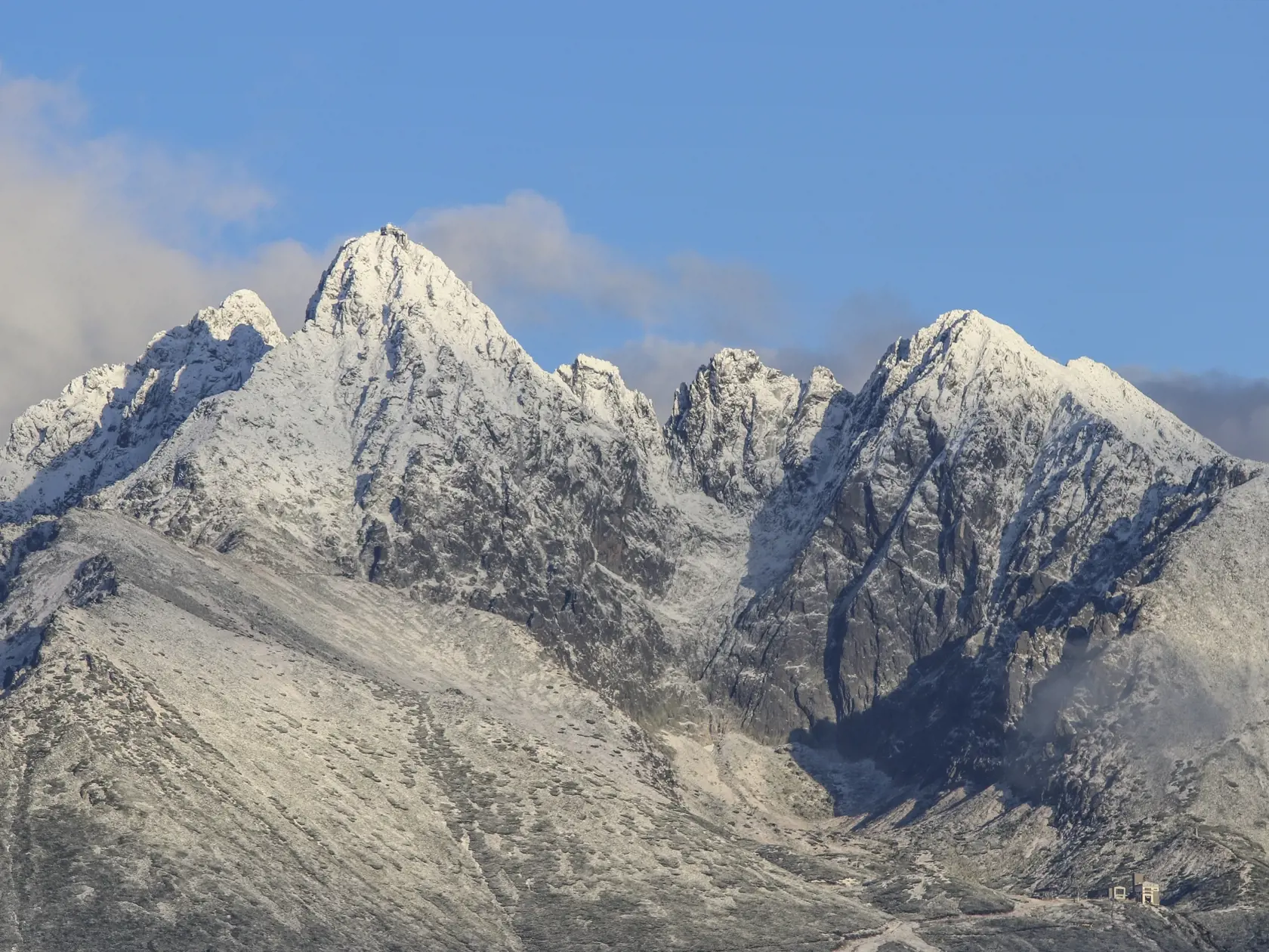 Zasnežené Vysoké Tatry 15. októbra 2020. Na snímke vľavo Lomnický štít.  EASYFOTO TASR - Kristína Mayerová