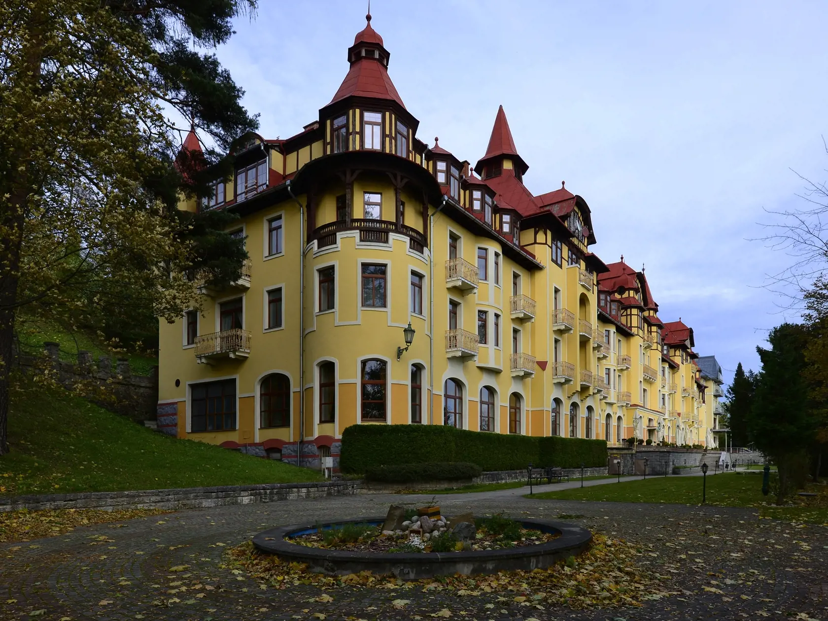 Na snímke Grandhotel Praha v Tatranskej Lomnici časti mesta Vysoké Tatry, ktorý je momentálne otvorený na rozdiel od zavretého Grandhotela Starý Smokovec, 23. októbra 2020. FOTO TASR - Milan Kapusta 
