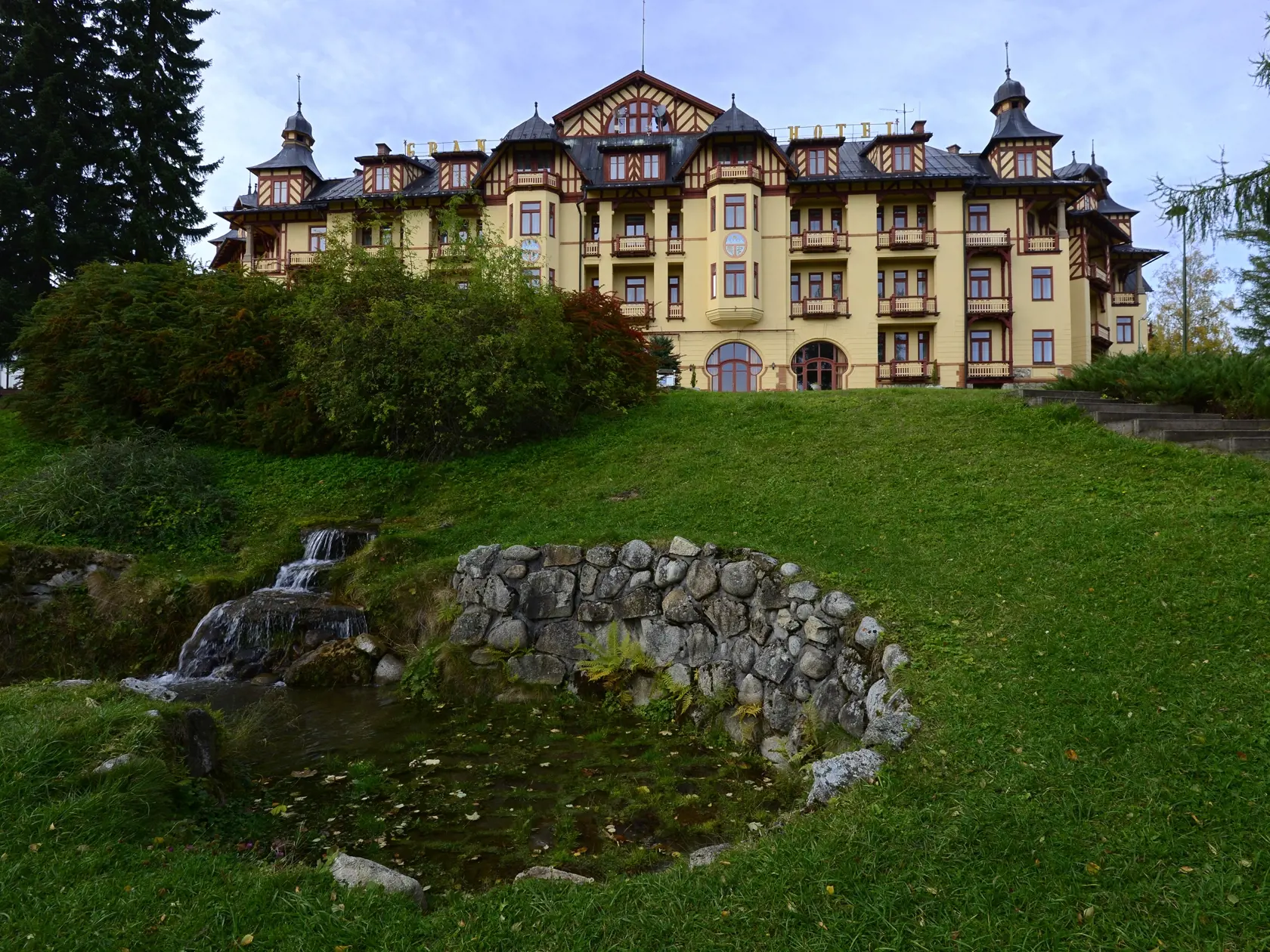 Na snímke zatvorený Grandhotel Starý Smokovec  v meste Vysoké Tatry 23. októbra 2020. FOTO TASR - Milan Kapusta 
