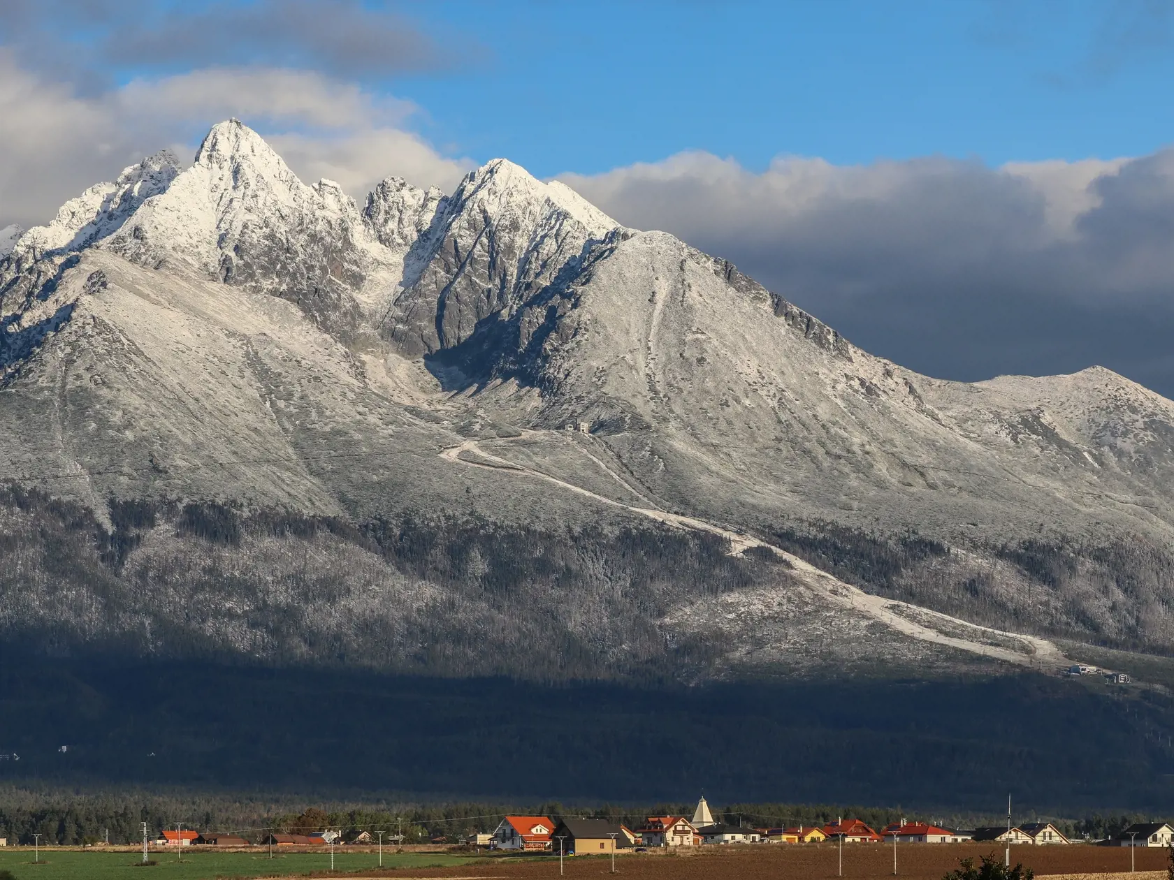 Zasnežené Vysoké Tatry 15. októbra 2020. Na snímke vľavo Lomnický štít.  EASYFOTO TASR - Kristína Mayerová