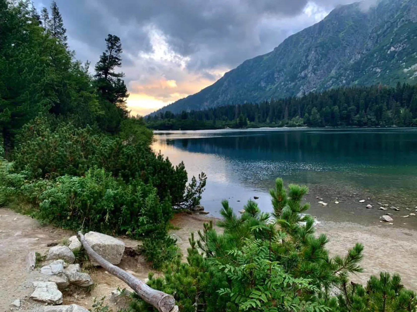 Turisti radi fotografujú okolie Popradského plesa.