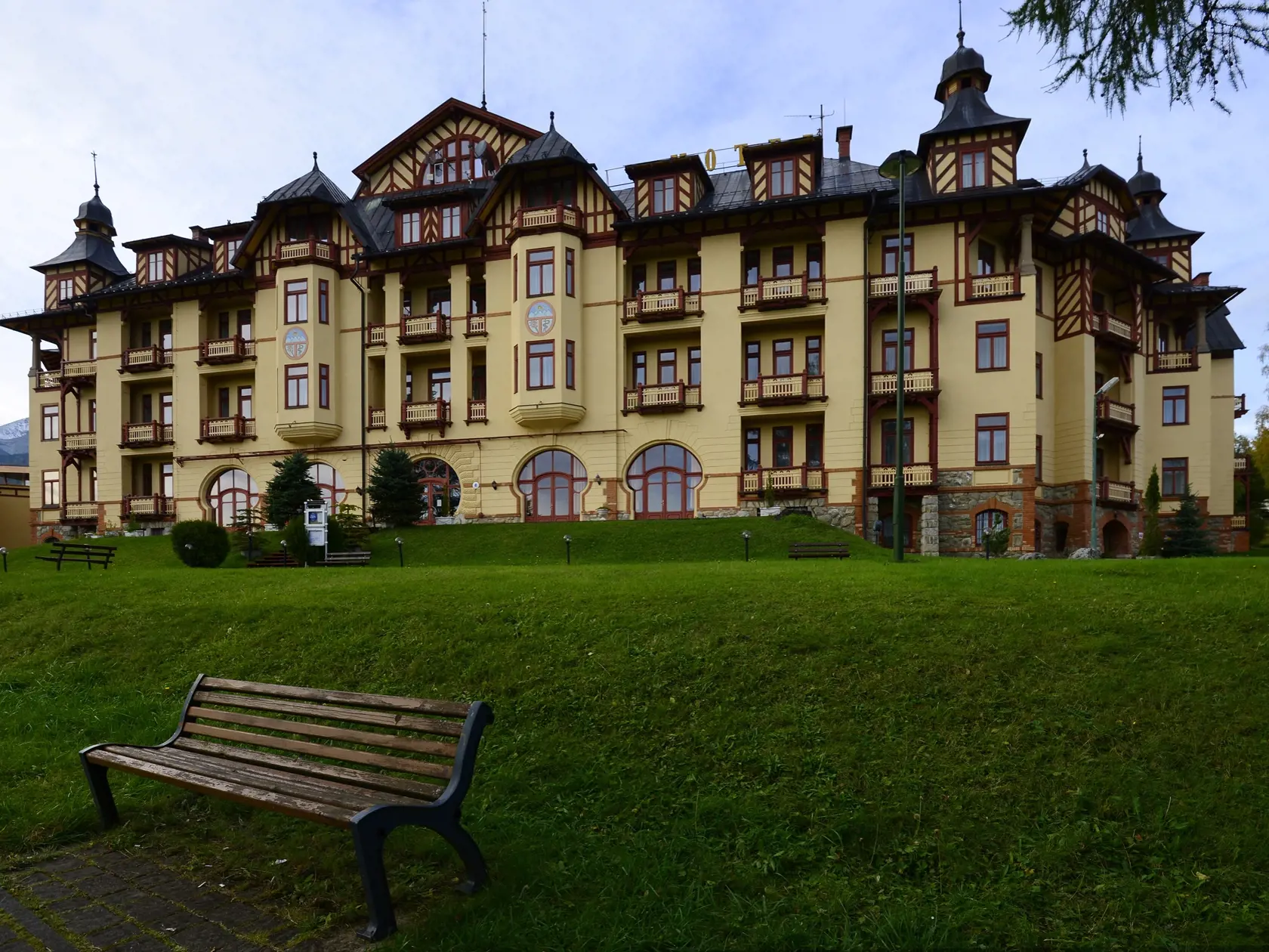 Na snímke zatvorený Grandhotel Starý Smokovec  v meste Vysoké Tatry 23. októbra 2020. FOTO TASR - Milan Kapusta 
