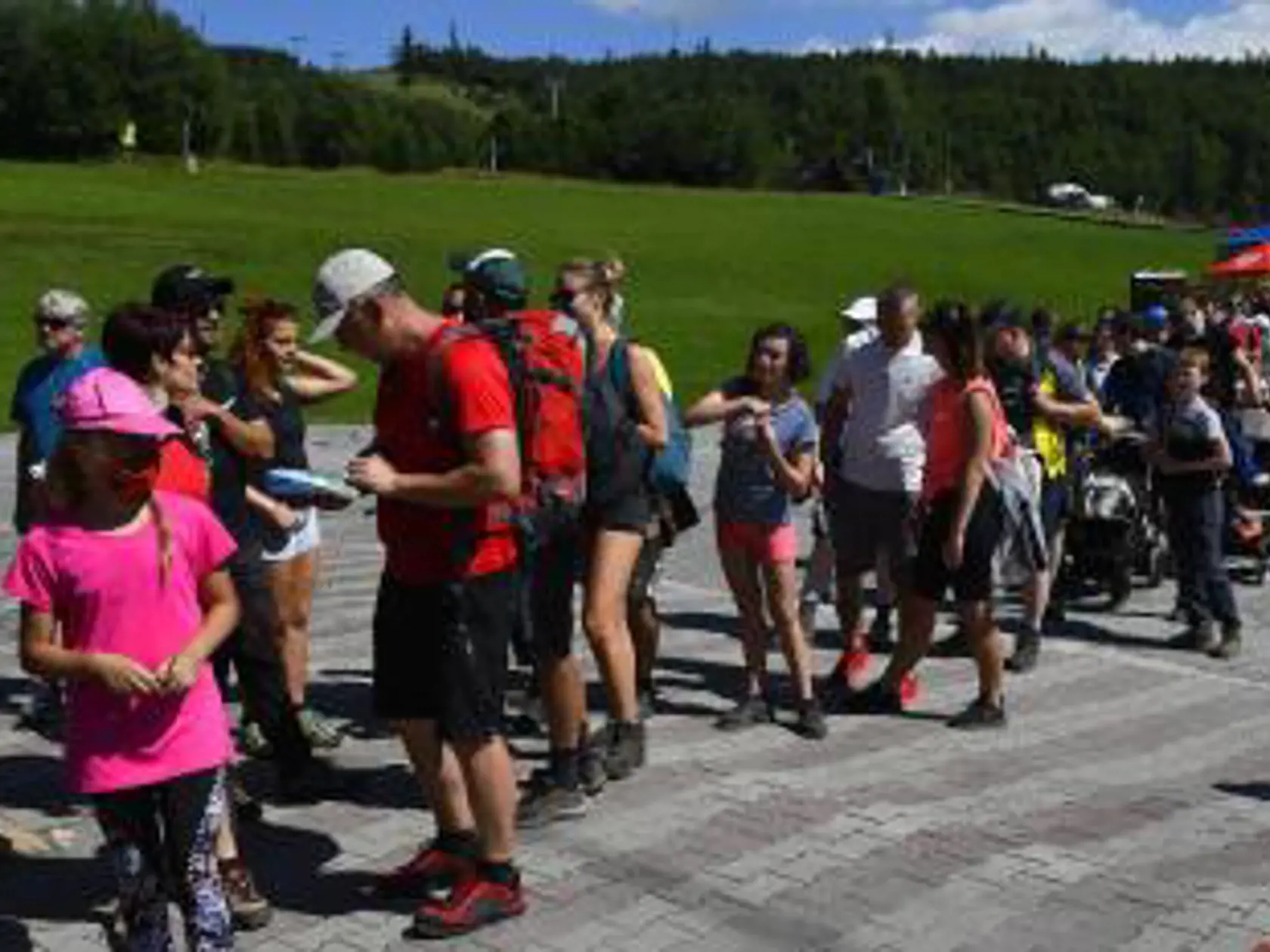Turisti, ktorí čakali v rade boli blízko seba. Zdá sa, že dvojmetrový odstup už teda takmer nikto nedodržiava.