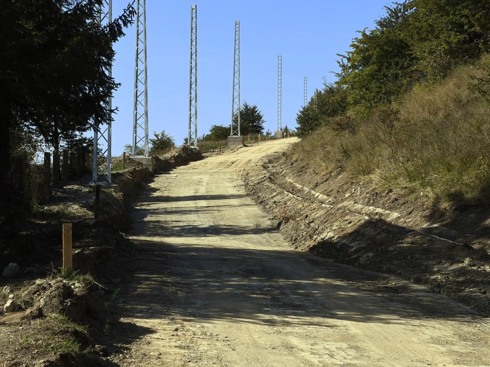 Trať zubačky zo Štrby na Štrbské Pleso počas rekonštrukcie ozubnicovej trati 24. septembra 2020. Od 6. júla 2020 sa začali rekonštrukčné práce. Dopravu cestujúcich počas sedemmesačnej výluky zabezpečí Železničná spoločnosť Slovensko (ZSSK) autobusmi. Na snímke trať bez koľají nad údolnou stanicou zubačky pri železničnej stanici Štrba. V Štrbe 24. septembra 2020. FOTO TASR – Milan Kapusta
