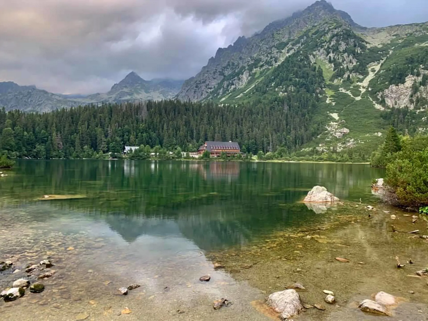 Popradské pleso je vyhľadávaným miestom turistov.
