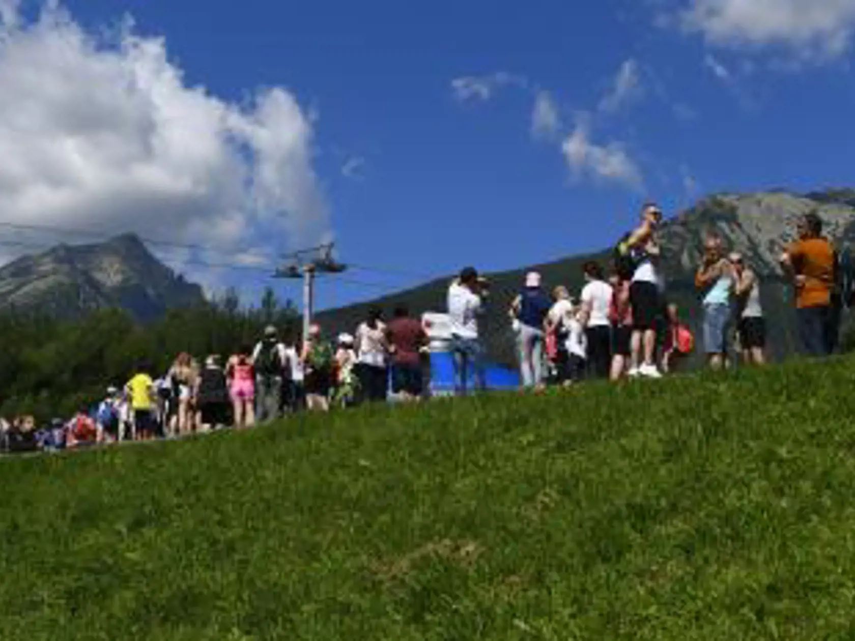 Zdá sa, že namiesto relaxu v podobe turistiky, strávili ľudia väčšinu času čakaním v radoch.