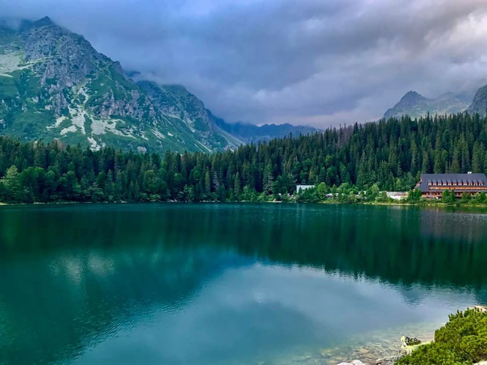 Idylický pohľad na Popradské pleso.
