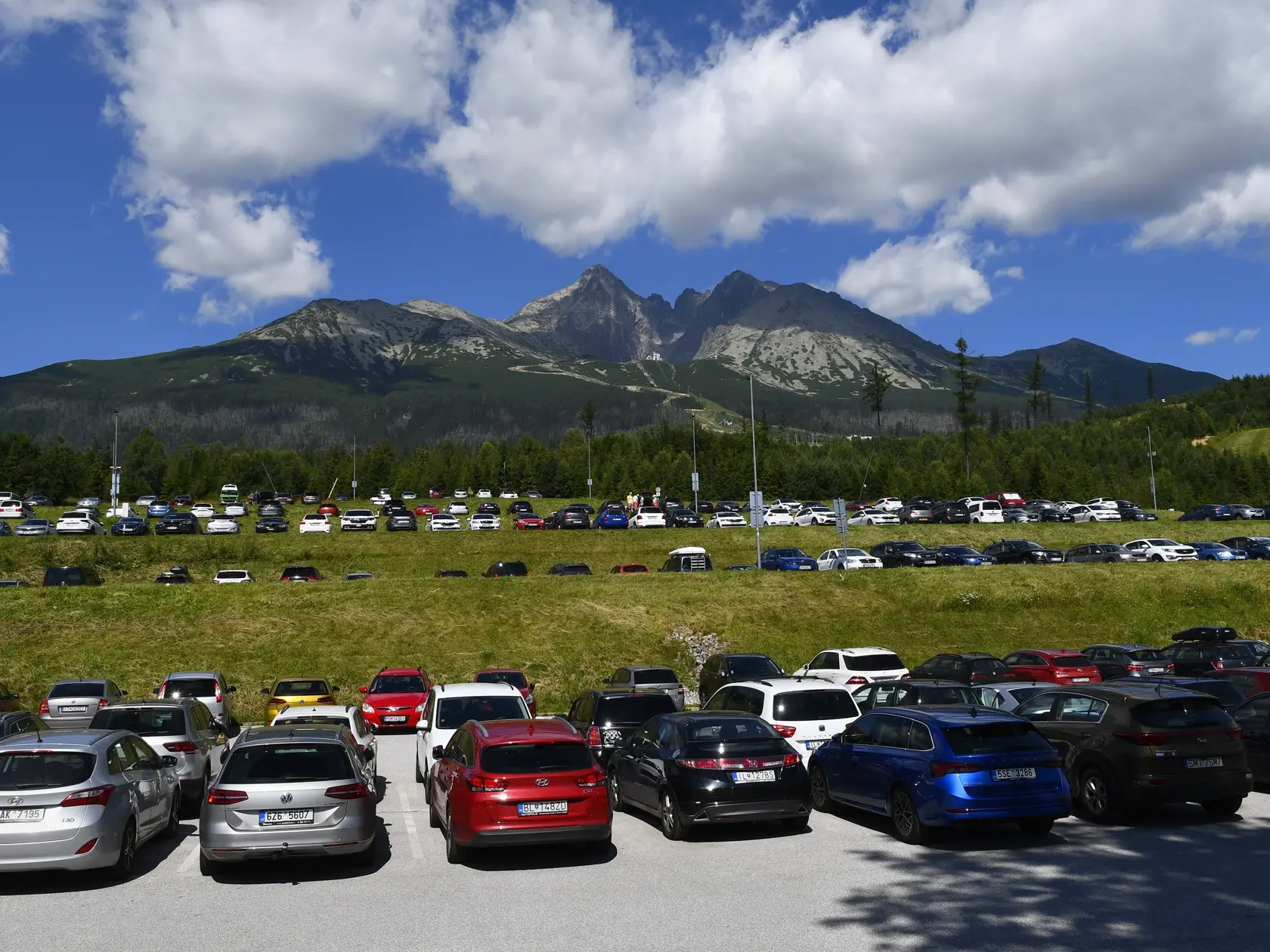 Takmer zaplnené parkovisko pri lanovke z Tatranskej Lomnice na Skalnaté pleso vo Vysokých Tatrách. Tatranská Lomnica, 30. júla 2020. FOTO TASR – Milan Kapusta
