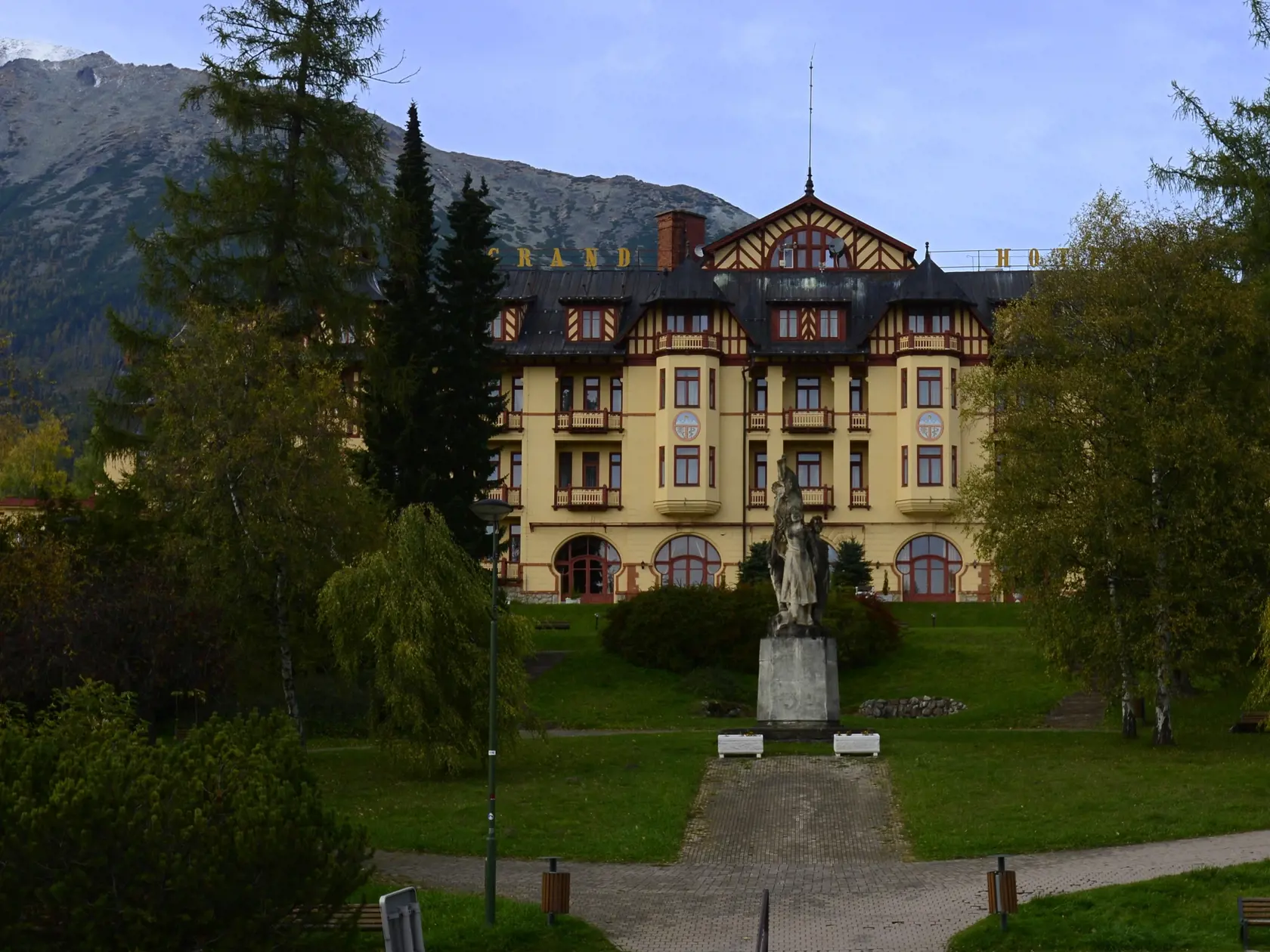 Na snímke zatvorený Grandhotel Starý Smokovec  v meste Vysoké Tatry 23. októbra 2020. FOTO TASR - Milan Kapusta 
