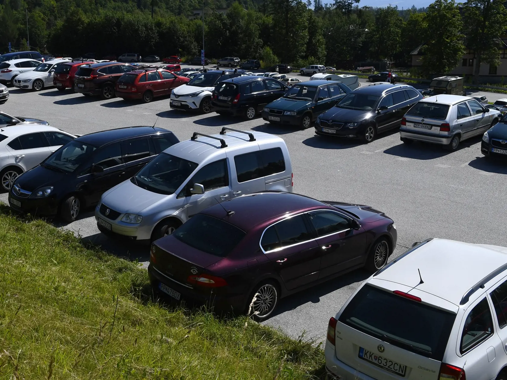 Takmer zaplnené parkovisko pri lanovke z Tatranskej Lomnice na Skalnaté pleso vo Vysokých Tatrách. Tatranská Lomnica, 30. júla 2020. FOTO TASR – Milan Kapusta