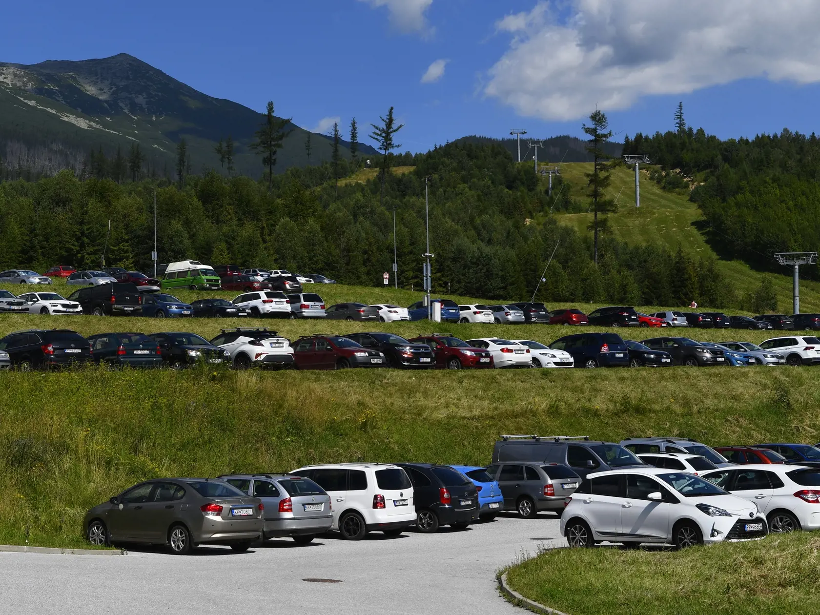 Takmer zaplnené parkovisko pri lanovke z Tatranskej Lomnice na Skalnaté pleso vo Vysokých Tatrách. Tatranská Lomnica, 30. júla 2020. FOTO TASR – Milan Kapusta