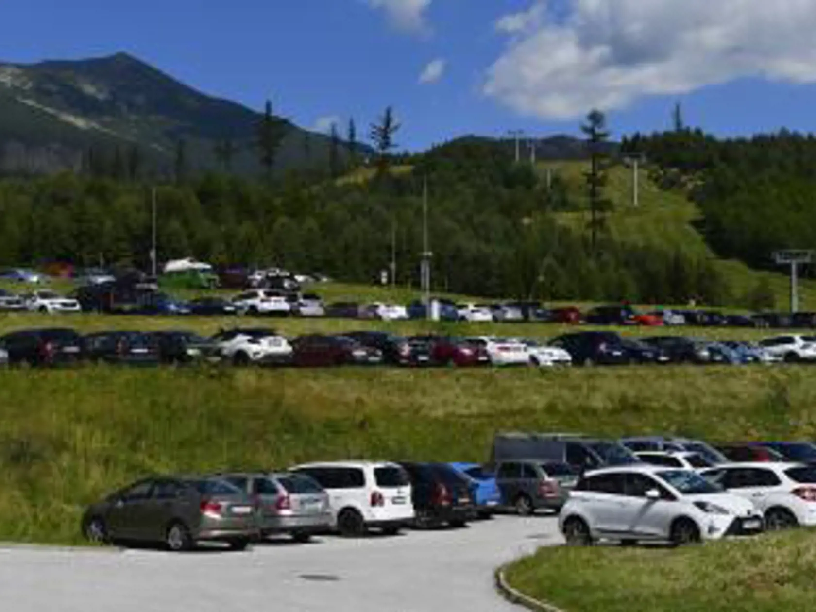 Preplnené parkovisko signalizovalo, že Slováci prišli navštíviť Tatry z rôznych regiónov.