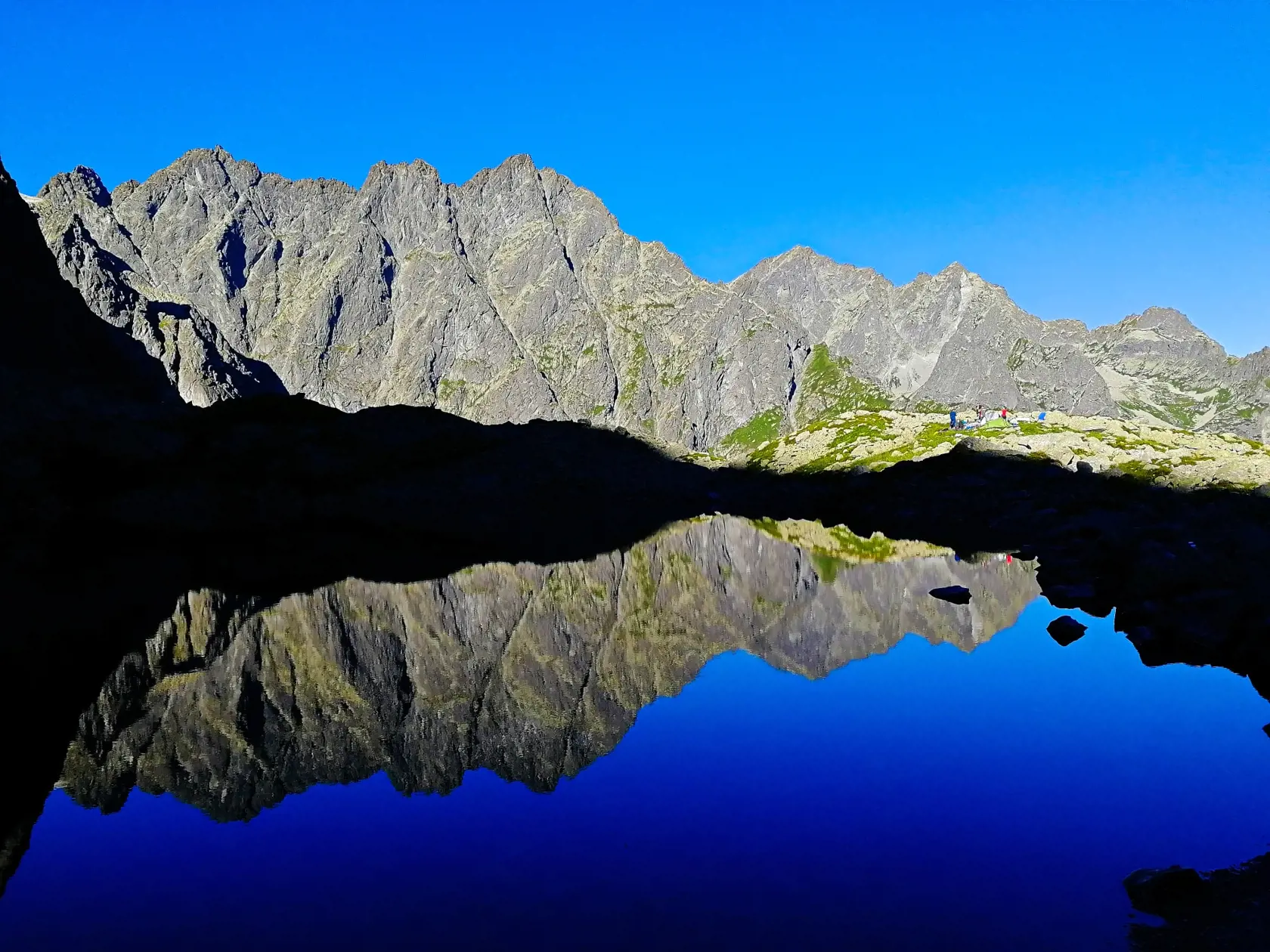 Neskutočný pohľad na Litvorové pleso, za ním sú Rysy, Ganek, Rumanov štít a Zlobivá.