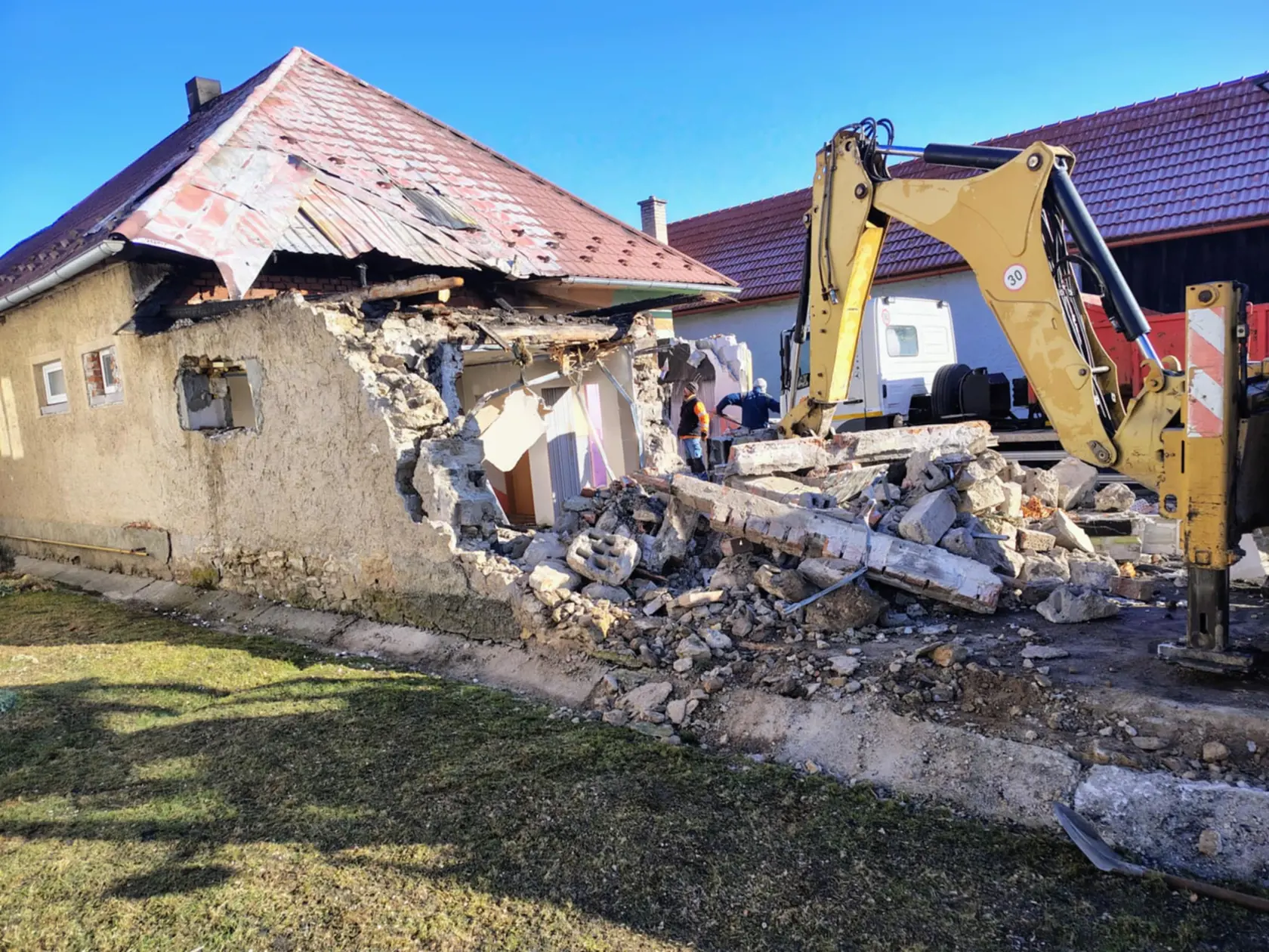 Ničivý požiar v Spišskom Štiavniku pripravil známeho pretekára o strechu nad hlavou a rovnako aj o jeho milované autá. Rodina sa snaží vyrovnať so stratami a verí v pomoc dobrých ľudí.
