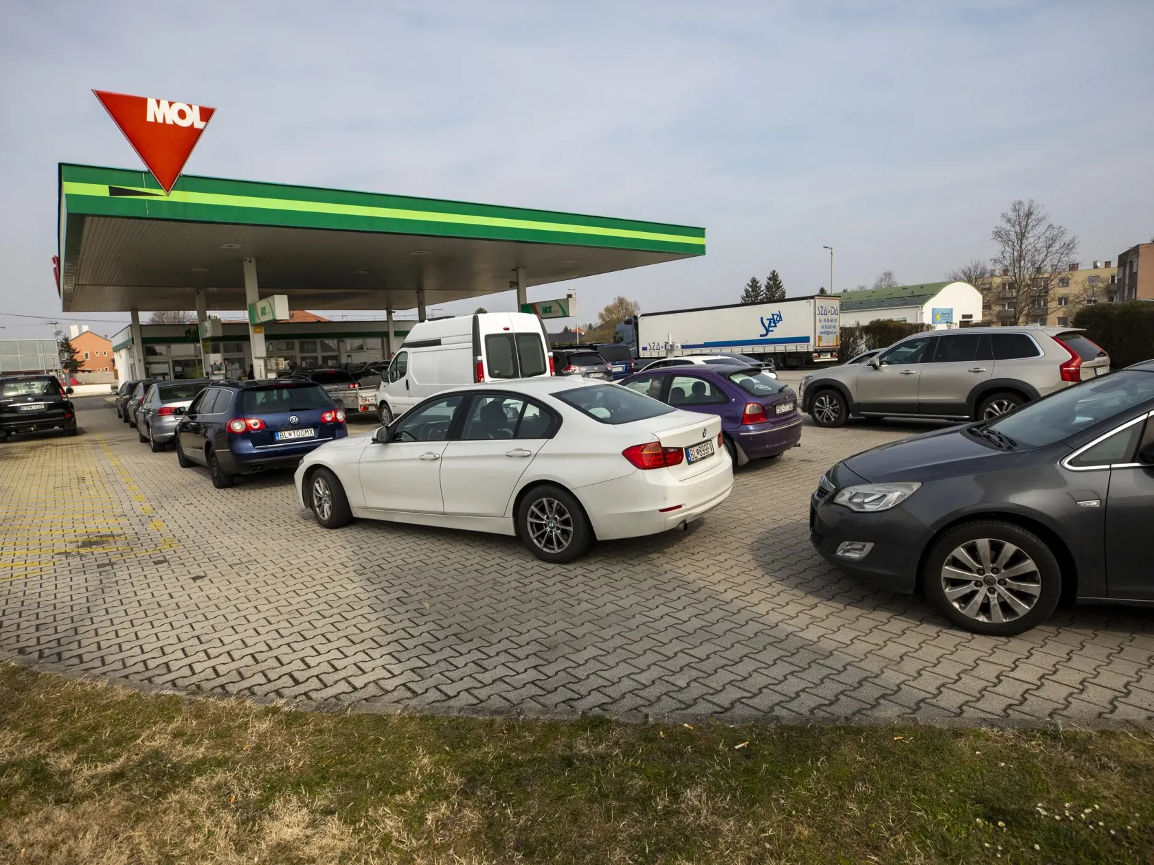 Vysoké ceny palív na Slovensku vyháňajú slovenských motoristov tankovať do Maďarska.