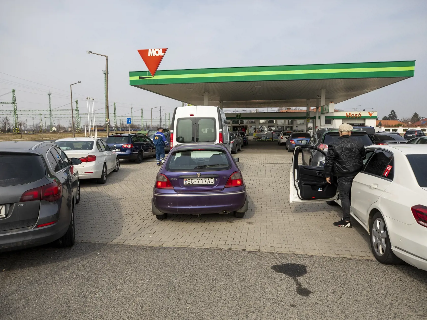 Vysoké ceny palív na Slovensku vyháňajú slovenských motoristov tankovať do Maďarska.