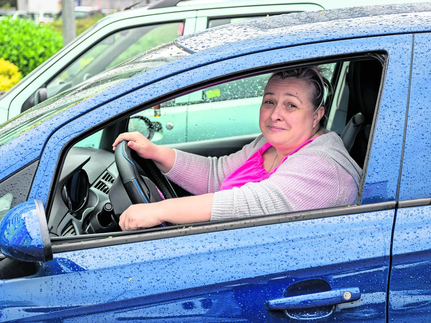 Ingrid (46), Bratislava: Tankujem v Maďarsku, na plnej nádrži benzínu ušetrím 20 €. Ale niekde vás už nechajú natankovať iba 20 litrov.