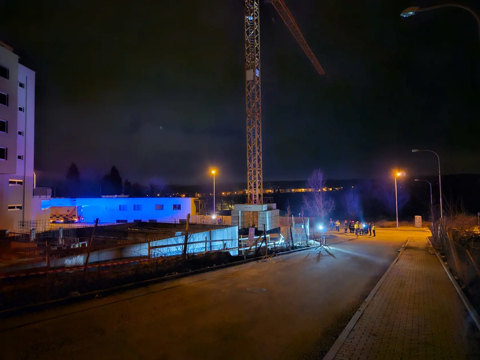 Zásah hasičov pri nakláňajúcom sa žeriave v Brne 15. marca 2025.