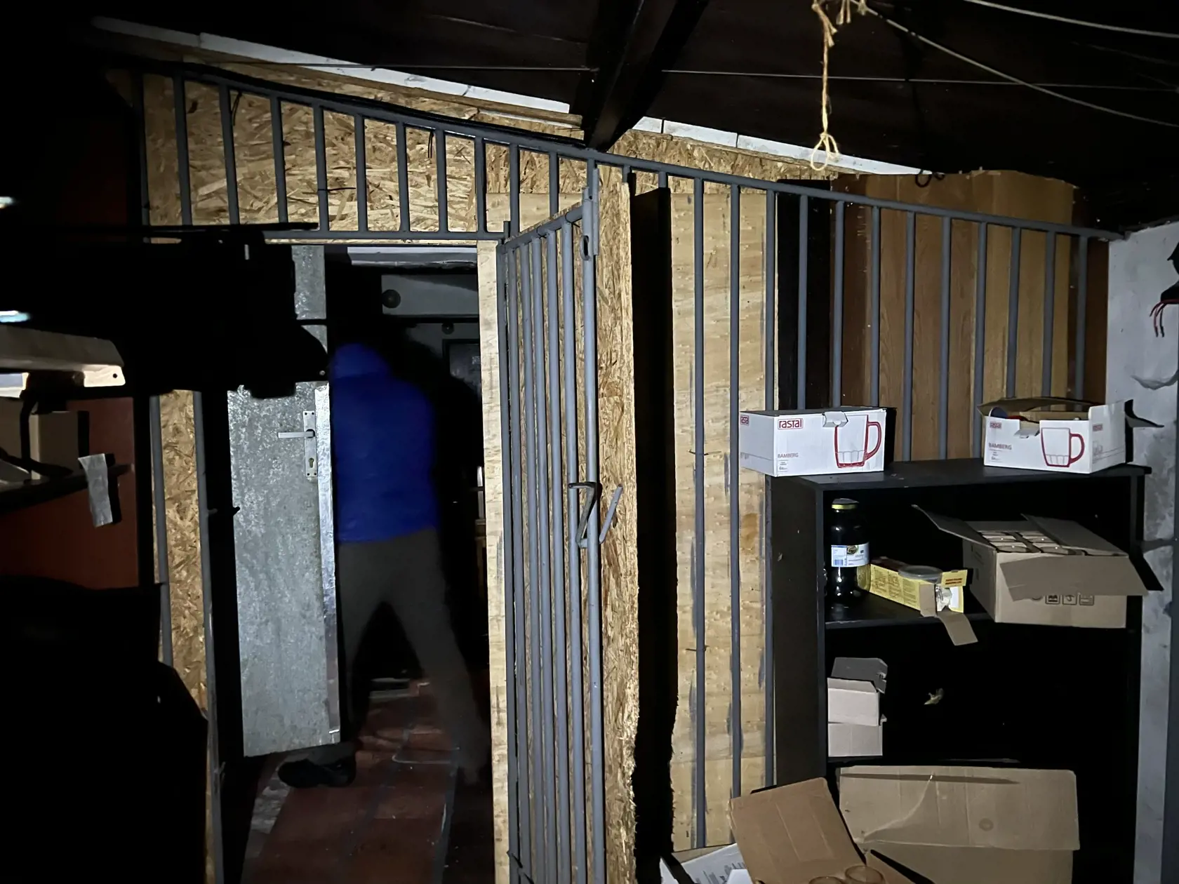 Vedľajšia miestnosť zas vzbudzuje mimoriadne nepríjemné pocity a veľa otázok. Vyzerá a pôsobí ako pivnica, zvnútra sú mreže a mraziaci box. Práve v nej mali omámiť, väzniť a mučiť podnikateľa Vladimíra Bachledu. V tesnej blízkosti sa tu mali pohybovať Černákove tigre, ktoré sa jednoduchým zdvihnutím kladky na dverách ľahko mohli dostať dnu.