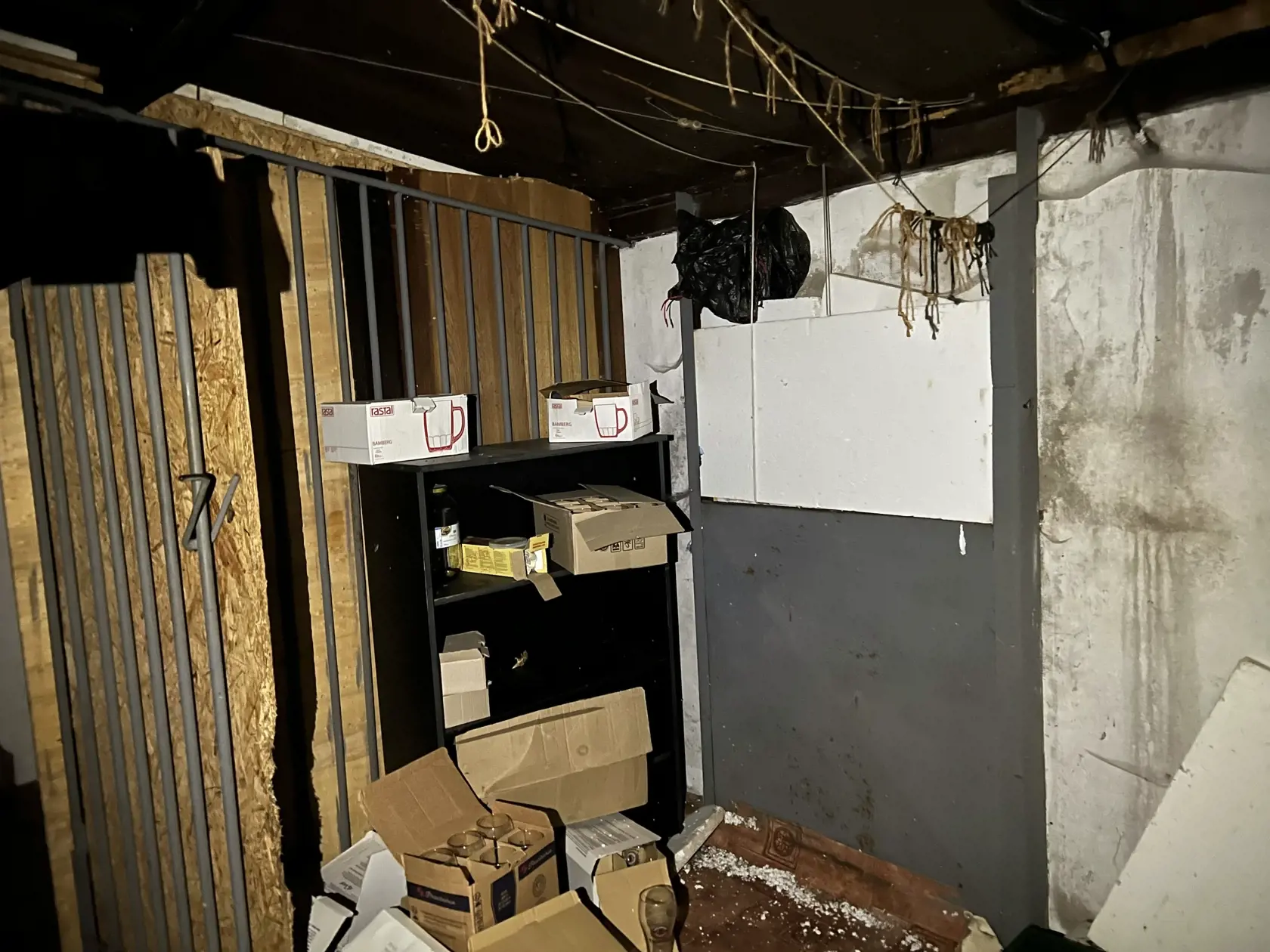 Vedľajšia miestnosť zas vzbudzuje mimoriadne nepríjemné pocity a veľa otázok. Vyzerá a pôsobí ako pivnica, zvnútra sú mreže a mraziaci box. Práve v nej mali omámiť, väzniť a mučiť podnikateľa Vladimíra Bachledu. V tesnej blízkosti sa tu mali pohybovať Černákove tigre, ktoré sa jednoduchým zdvihnutím kladky na dverách ľahko mohli dostať dnu.