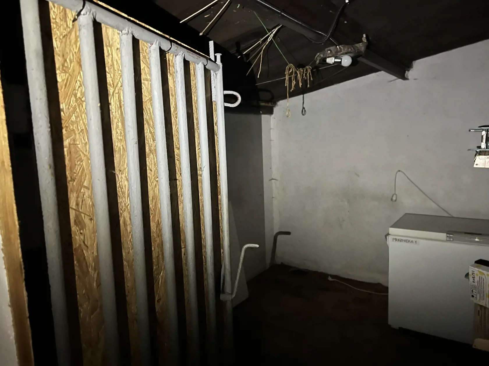Vedľajšia miestnosť zas vzbudzuje mimoriadne nepríjemné pocity a veľa otázok. Vyzerá a pôsobí ako pivnica, zvnútra sú mreže a mraziaci box. Práve v nej mali omámiť, väzniť a mučiť podnikateľa Vladimíra Bachledu. V tesnej blízkosti sa tu mali pohybovať Černákove tigre, ktoré sa jednoduchým zdvihnutím kladky na dverách ľahko mohli dostať dnu.