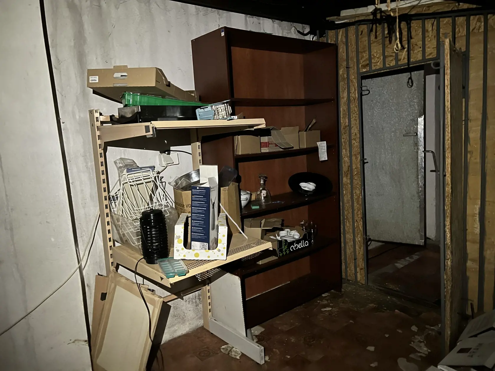 Vedľajšia miestnosť zas vzbudzuje mimoriadne nepríjemné pocity a veľa otázok. Vyzerá a pôsobí ako pivnica, zvnútra sú mreže a mraziaci box. Práve v nej mali omámiť, väzniť a mučiť podnikateľa Vladimíra Bachledu. V tesnej blízkosti sa tu mali pohybovať Černákove tigre, ktoré sa jednoduchým zdvihnutím kladky na dverách ľahko mohli dostať dnu.