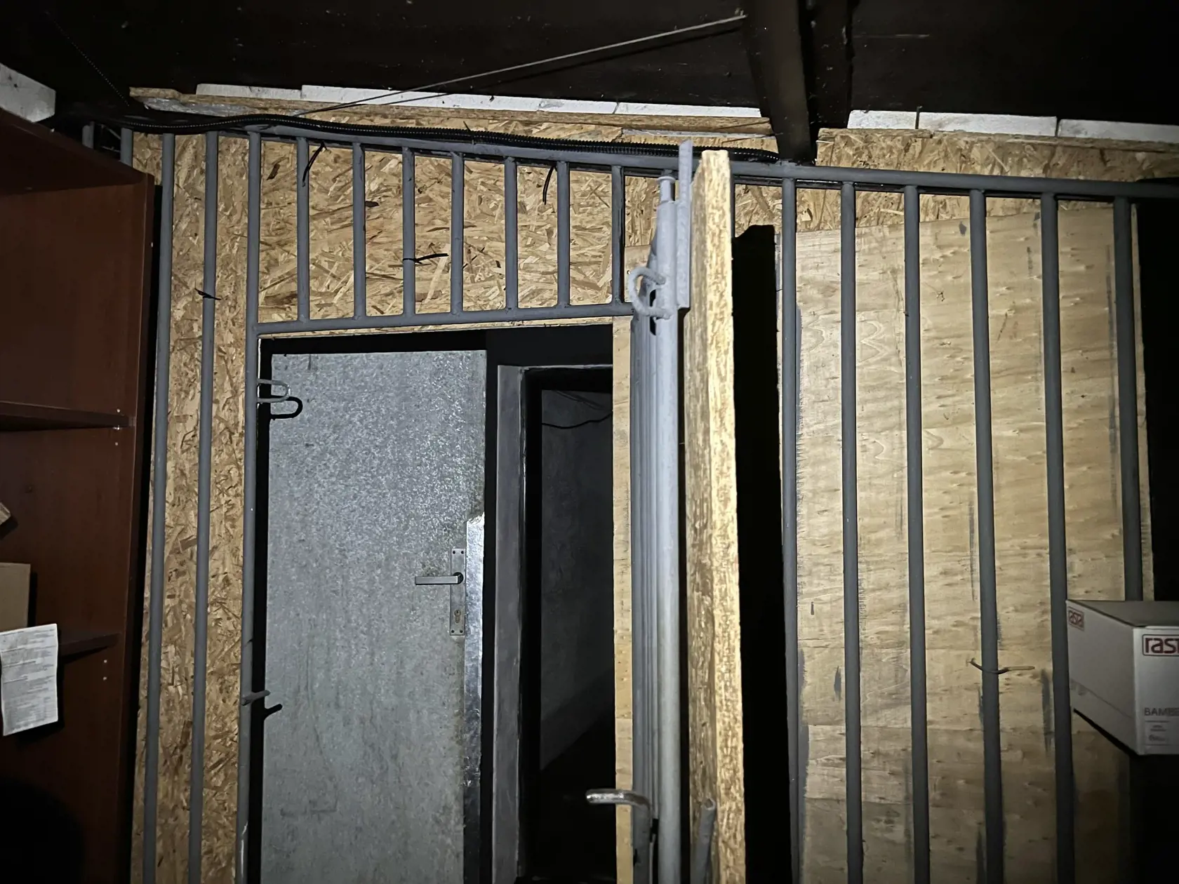 Vedľajšia miestnosť zas vzbudzuje mimoriadne nepríjemné pocity a veľa otázok. Vyzerá a pôsobí ako pivnica, zvnútra sú mreže a mraziaci box. Práve v nej mali omámiť, väzniť a mučiť podnikateľa Vladimíra Bachledu. V tesnej blízkosti sa tu mali pohybovať Černákove tigre, ktoré sa jednoduchým zdvihnutím kladky na dverách ľahko mohli dostať dnu.