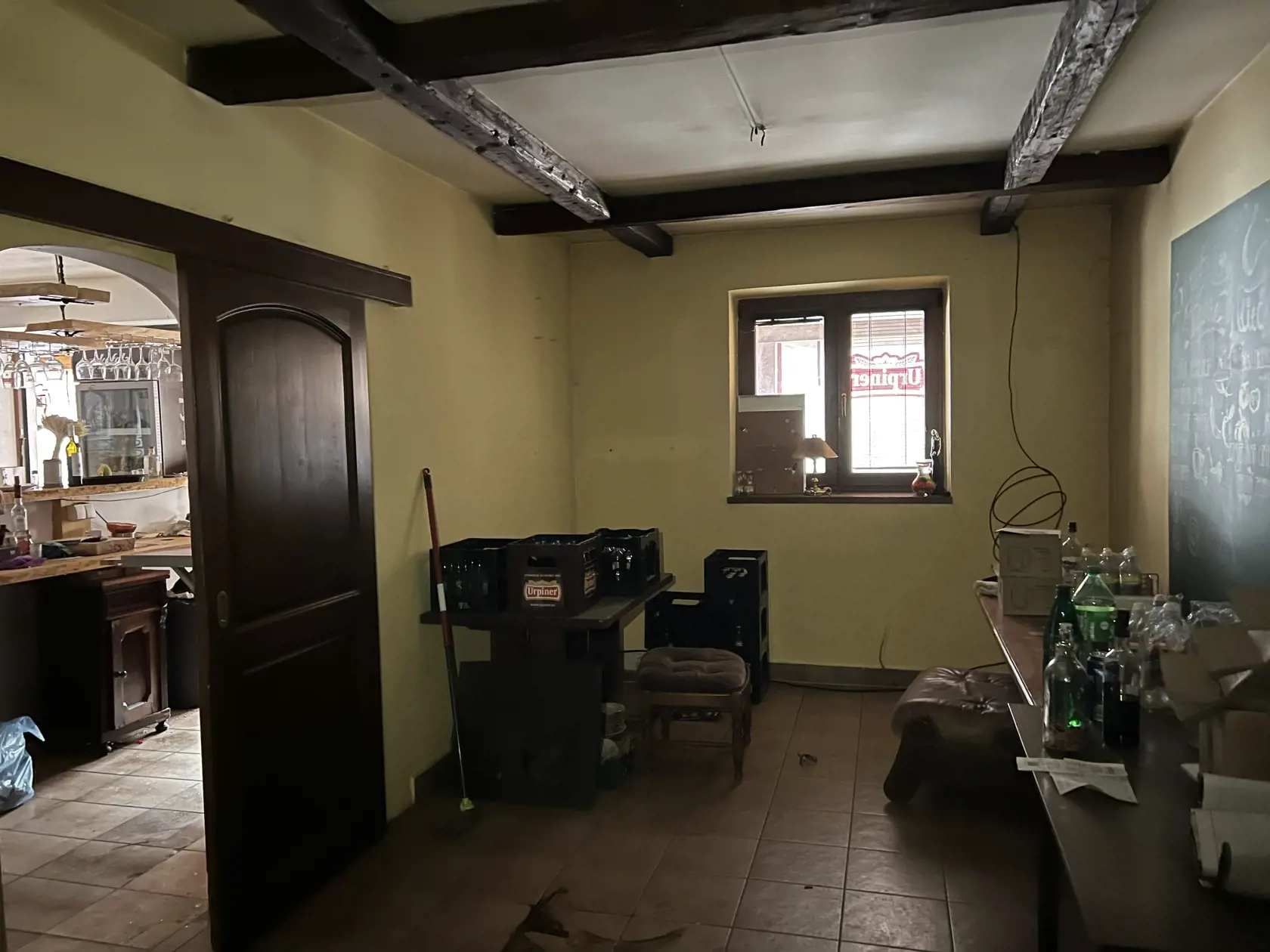„V tejto miestnosti sa stretávali a trávili tu asi najviac času, ‚mastili‘ hlavne poker. No a v tomto kresle sedával Miki,“ ukazuje na čierne kožené kreslo.