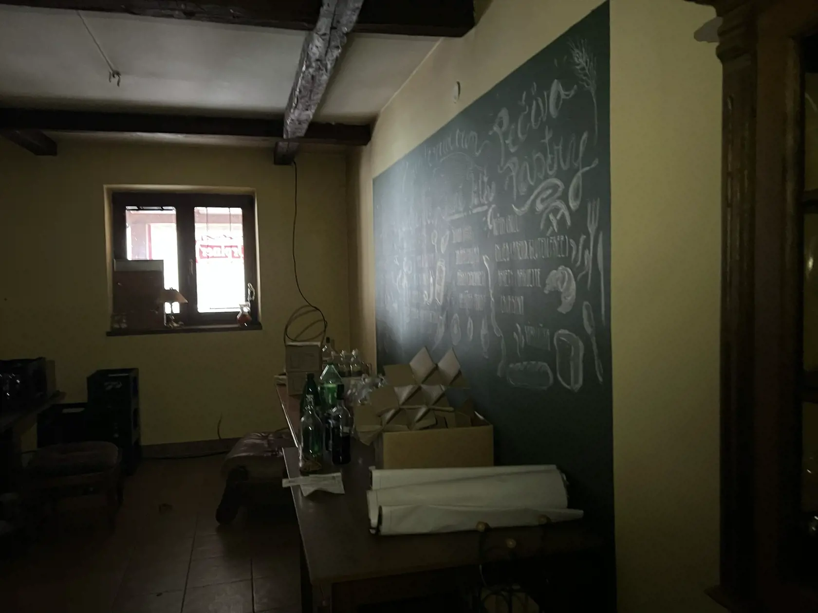 „V tejto miestnosti sa stretávali a trávili tu asi najviac času, ‚mastili‘ hlavne poker. No a v tomto kresle sedával Miki,“ ukazuje na čierne kožené kreslo.