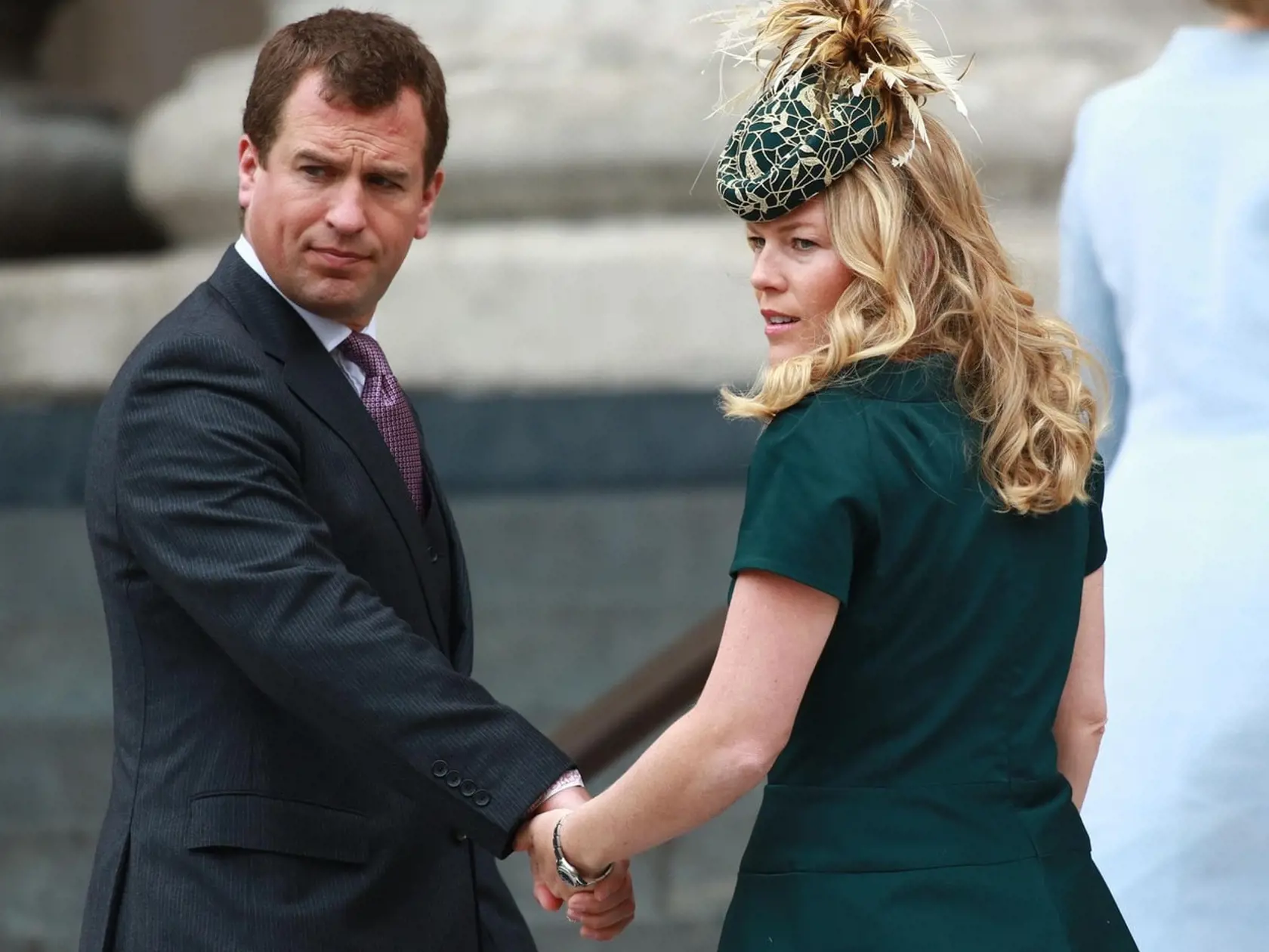 Peter Phillips (39) ako najstarší vnuk kráľovnej Alžbety II. je prvým potomkom po 500 rokoch v monarchii bez nároku na kráľovský trón. Rozhodla o tom jeho mama. Po štúdiách sa zametnal ako manažér v automobilke Jaguár. Svoje súkromie si dokonale stráži. V roku 2008 si zobral za ženu Kanaďanku Autumn Kelly, ktorá krátko pred svadbou prestúpila z rímsko-katolíckej viery na anglikánsku. Autum ale plánuje opusť nielen Petra, ale aj kráľovskú rodinu a Anglicko.