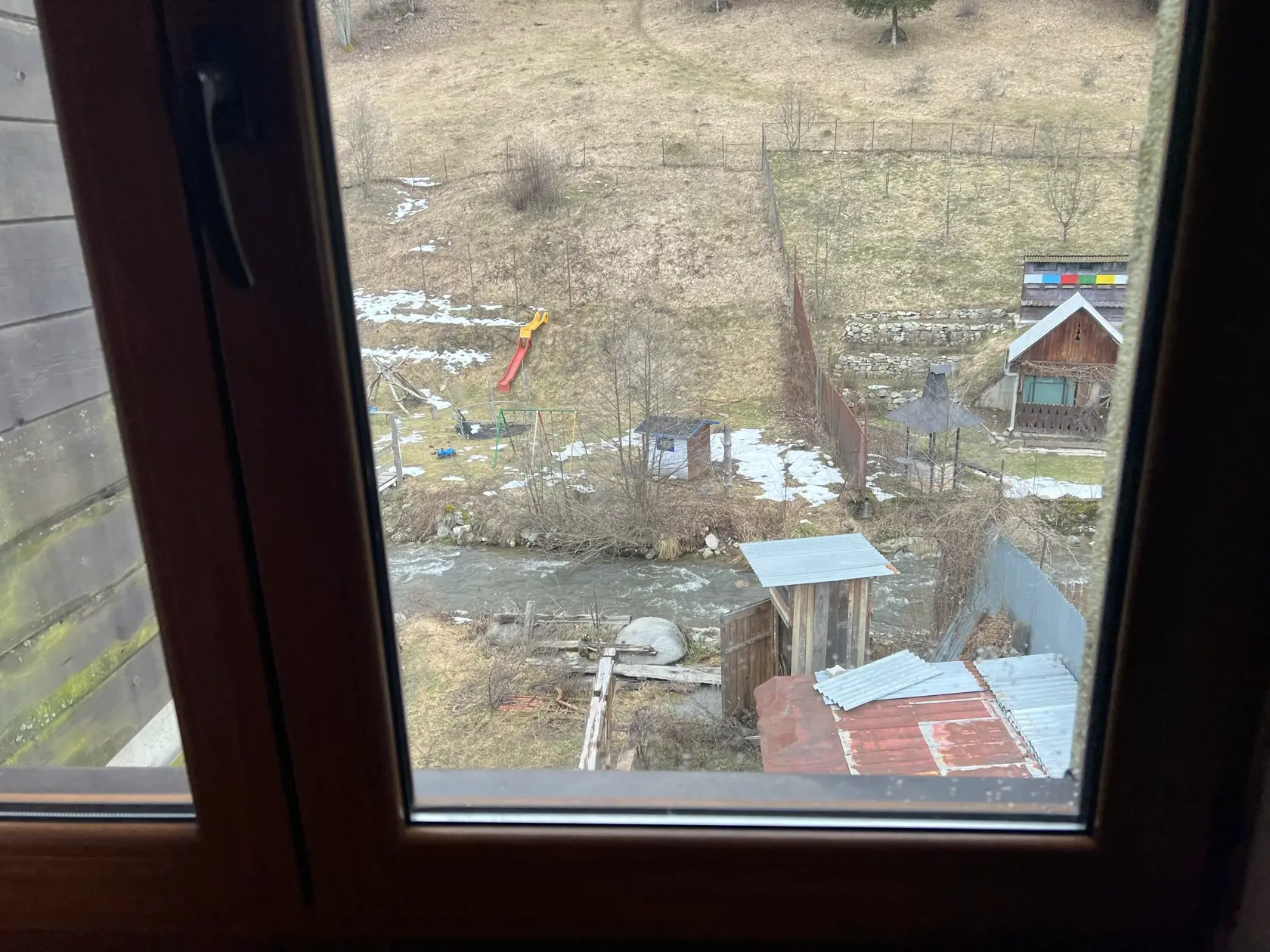 Penzión mal v posledných rokoch niekoľko prevádzkarov, no žiadny nezostal. V zariadení je štrnásť izieb, pravidelne sem prichádzali školy na lyžiarsky výcvik, podľa slov bývalého prevádzkara je však mimoriadne náročné sa v tomto biznise udržať.