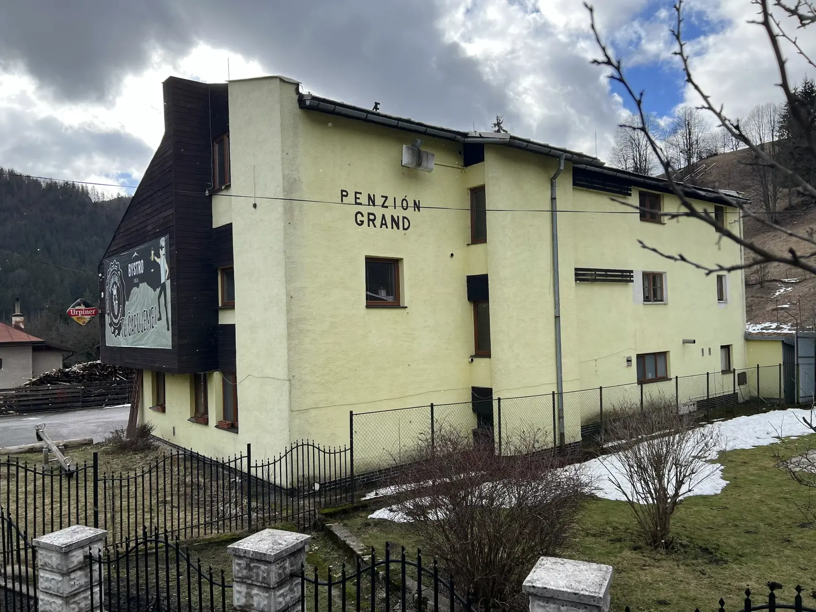 Keď vojdete do objektu, pocítite zvláštnu energiu. Bývalý penzión Shark (dnes Grand) pod južným svahom Chopku patril v minulosti najznámejšiemu slovenskému mafiánovi Mikulášovi Černákovi a dnes je na predaj! Cena je „zanedbateľná“: milión eur!