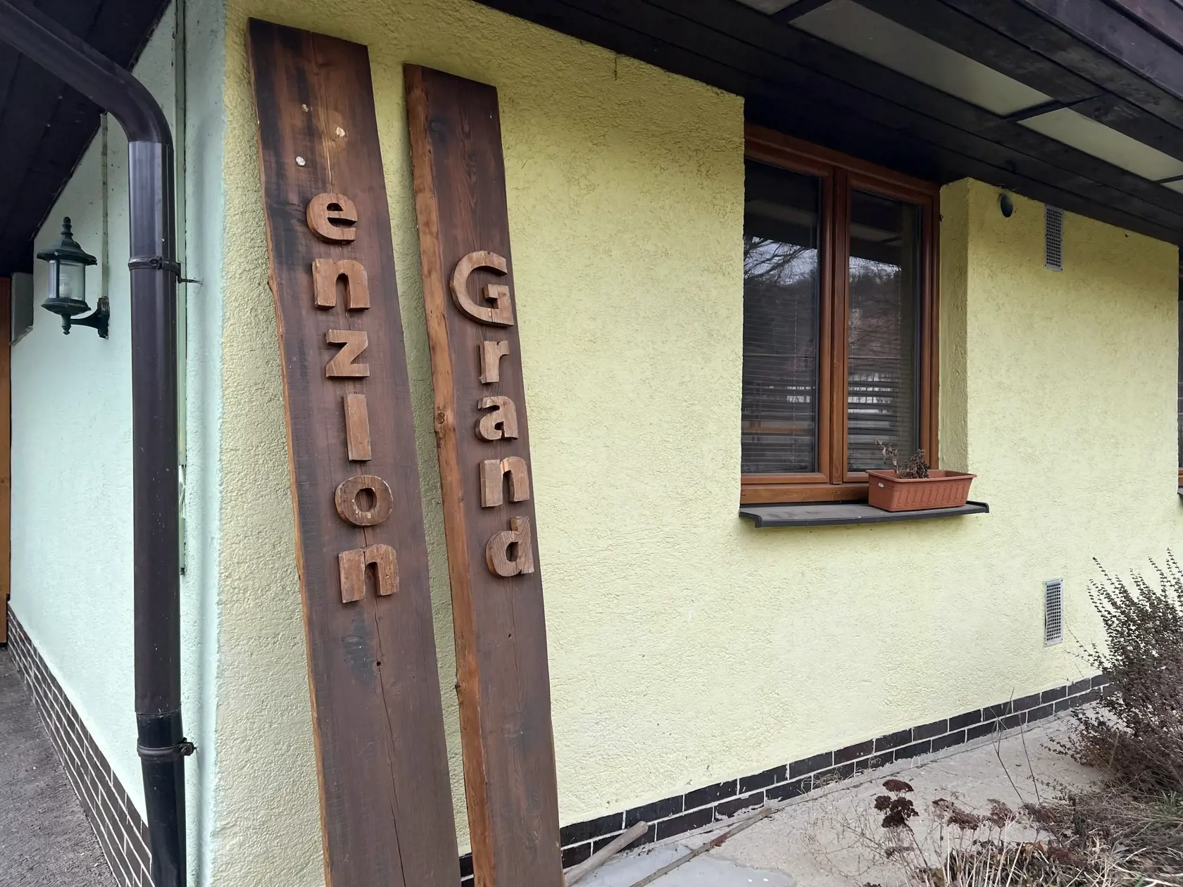 Keď vojdete do objektu, pocítite zvláštnu energiu. Bývalý penzión Shark (dnes Grand) pod južným svahom Chopku patril v minulosti najznámejšiemu slovenskému mafiánovi Mikulášovi Černákovi a dnes je na predaj! Cena je „zanedbateľná“: milión eur!