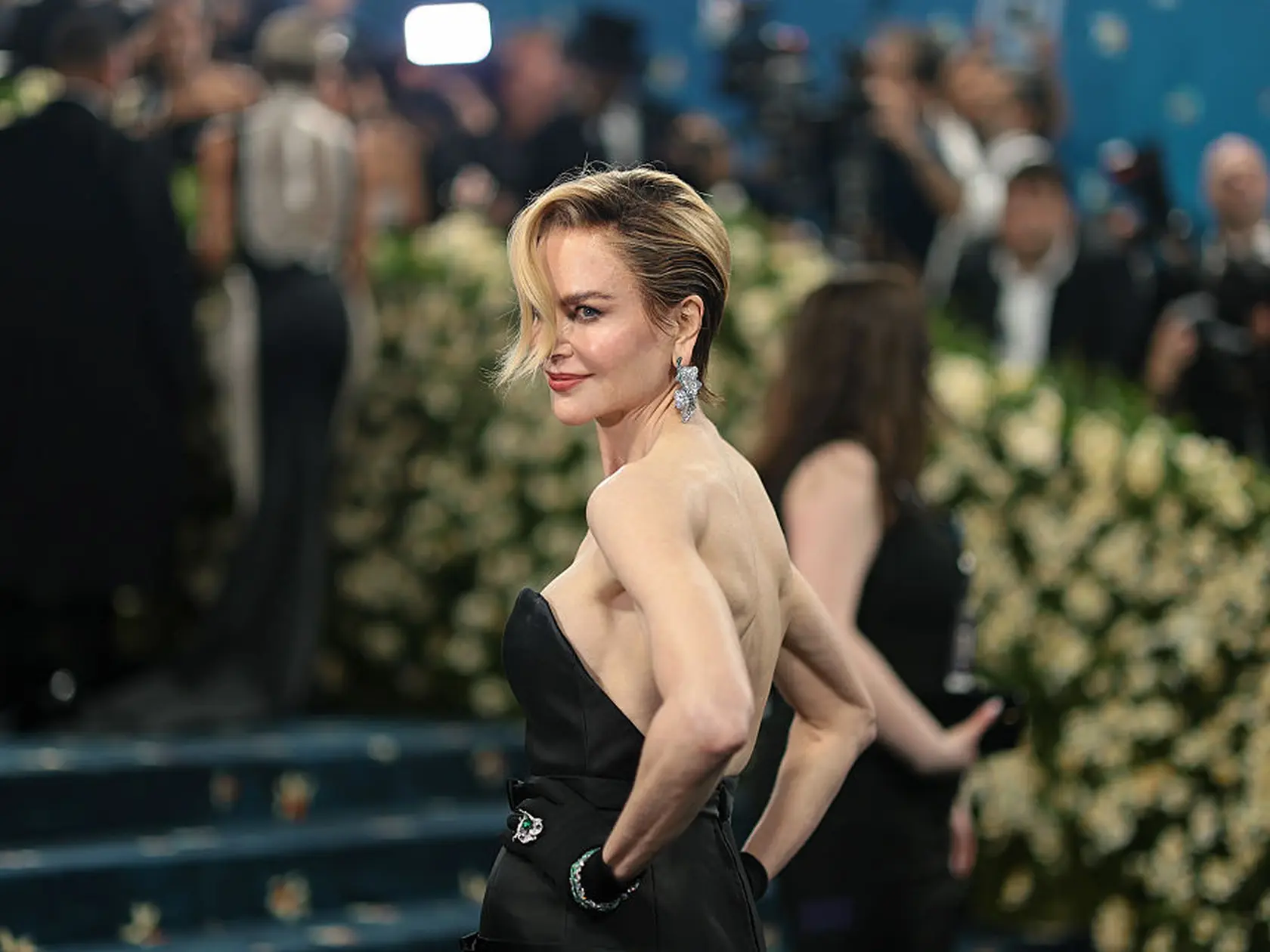 Nicole Kidman na Met Gala prekvapila novým účesom. Uhladený, krátky strih s vlnitou ofinou, ktorý spredu pôsobil jemne a blond, no vzadu prekvapil tmavým, drsnejším kontrastom.